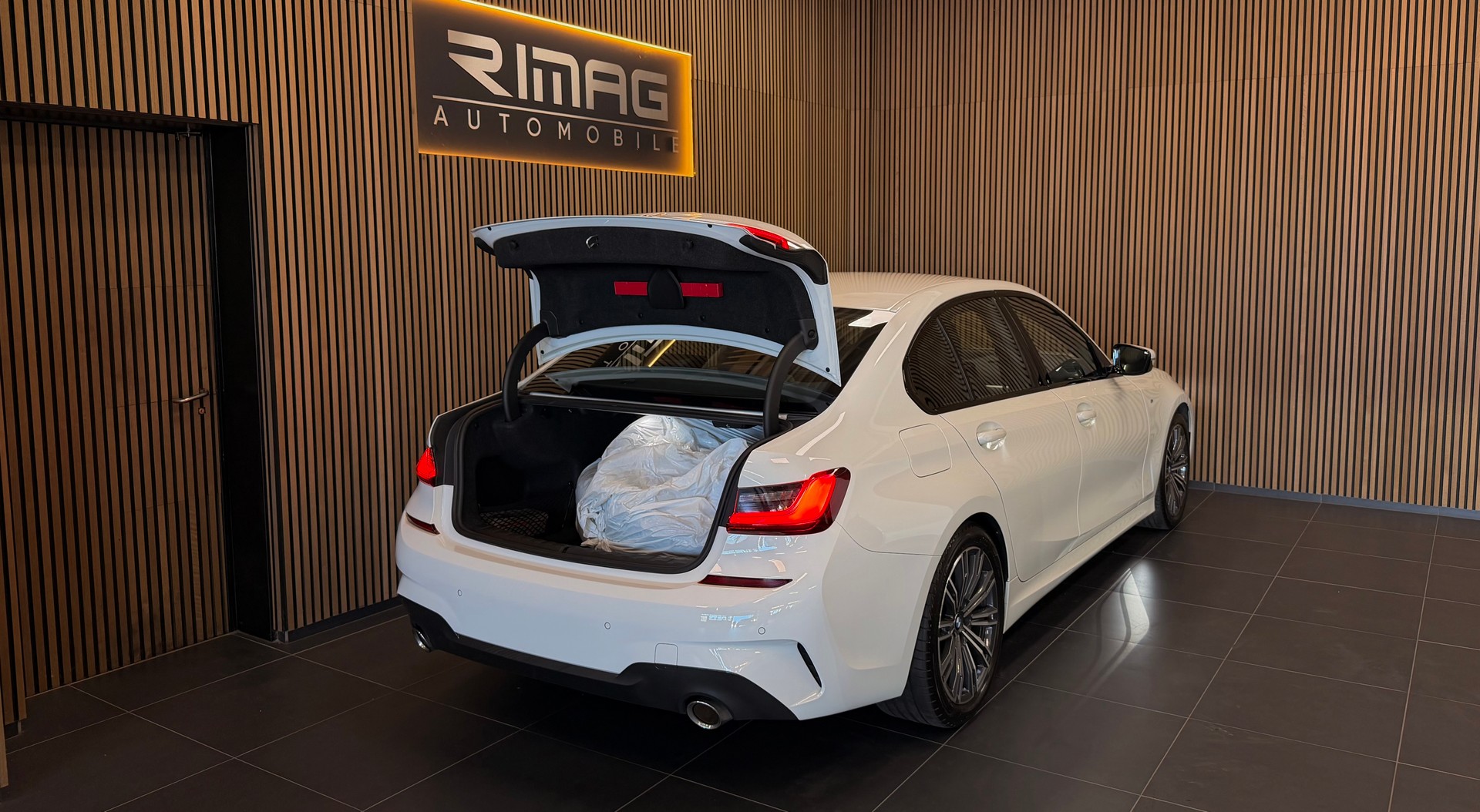BMW 318i Steptronic M Sport | Unfallfrei | CarVertical | 8-fach bereift mit Felgen-image-14