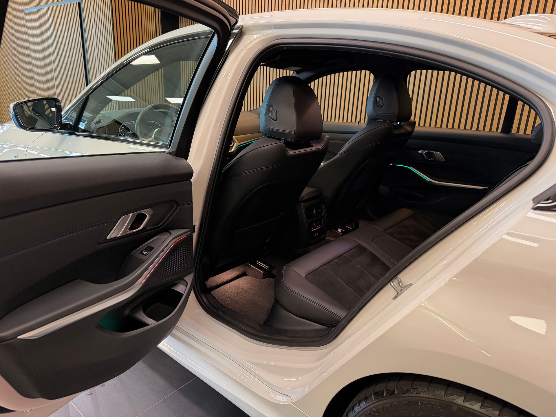 BMW 318i Steptronic M Sport | Unfallfrei | CarVertical | 8-fach bereift mit Felgen-image-17