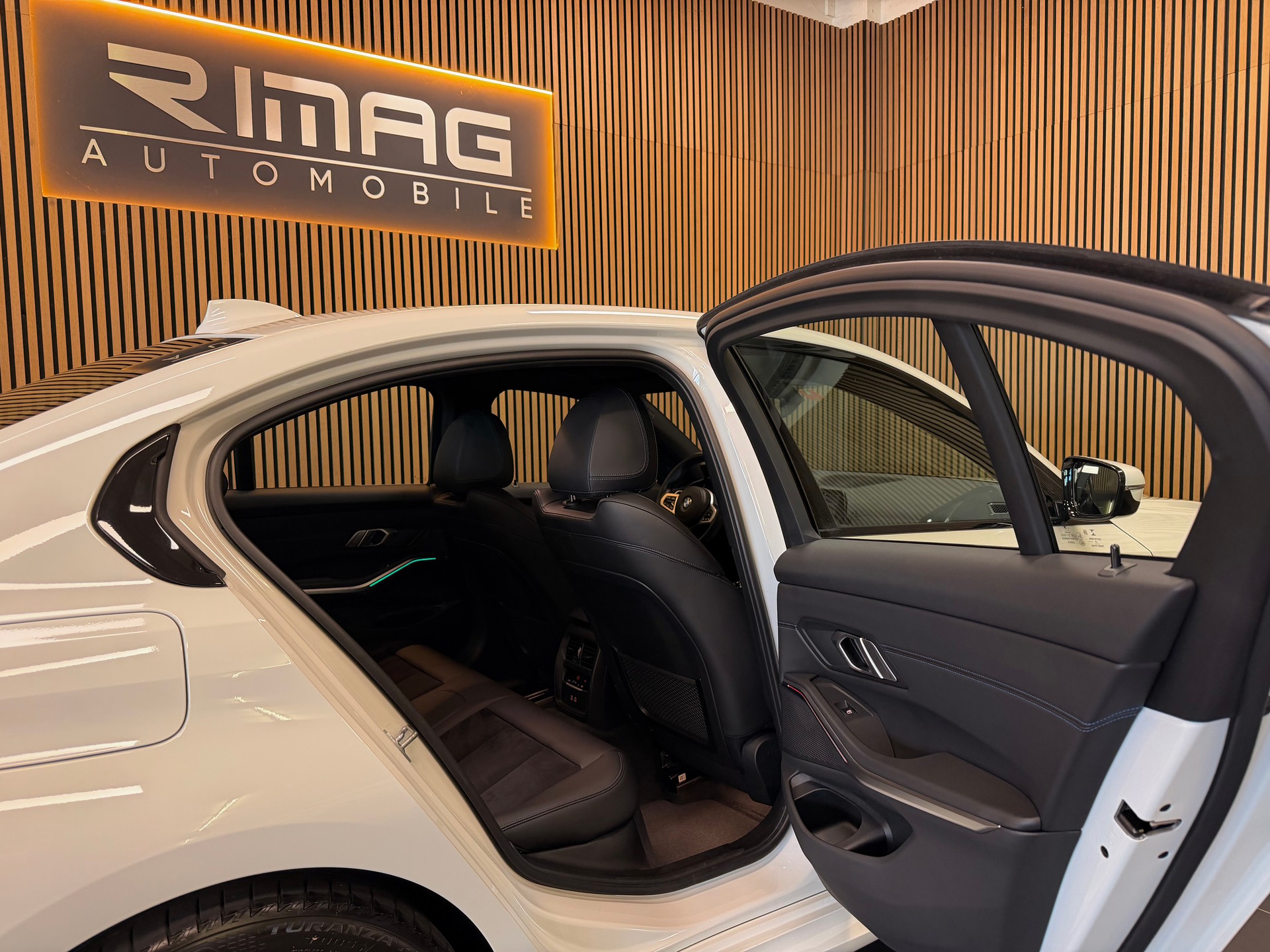 BMW 318i Steptronic M Sport | Unfallfrei | CarVertical | 8-fach bereift mit Felgen-image-29