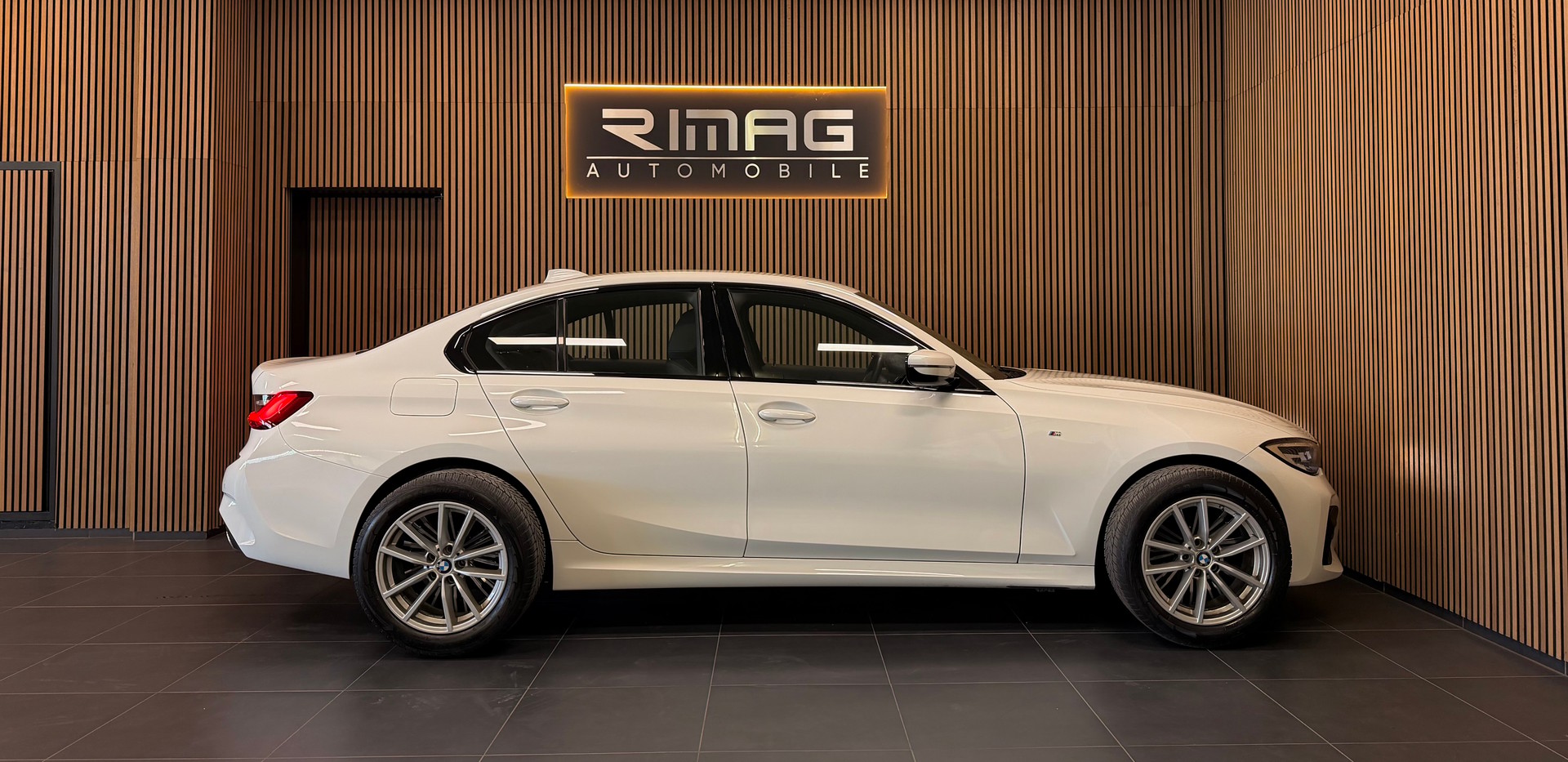 BMW 318i Steptronic M Sport | Unfallfrei | CarVertical | 8-fach bereift mit Felgen-image-12