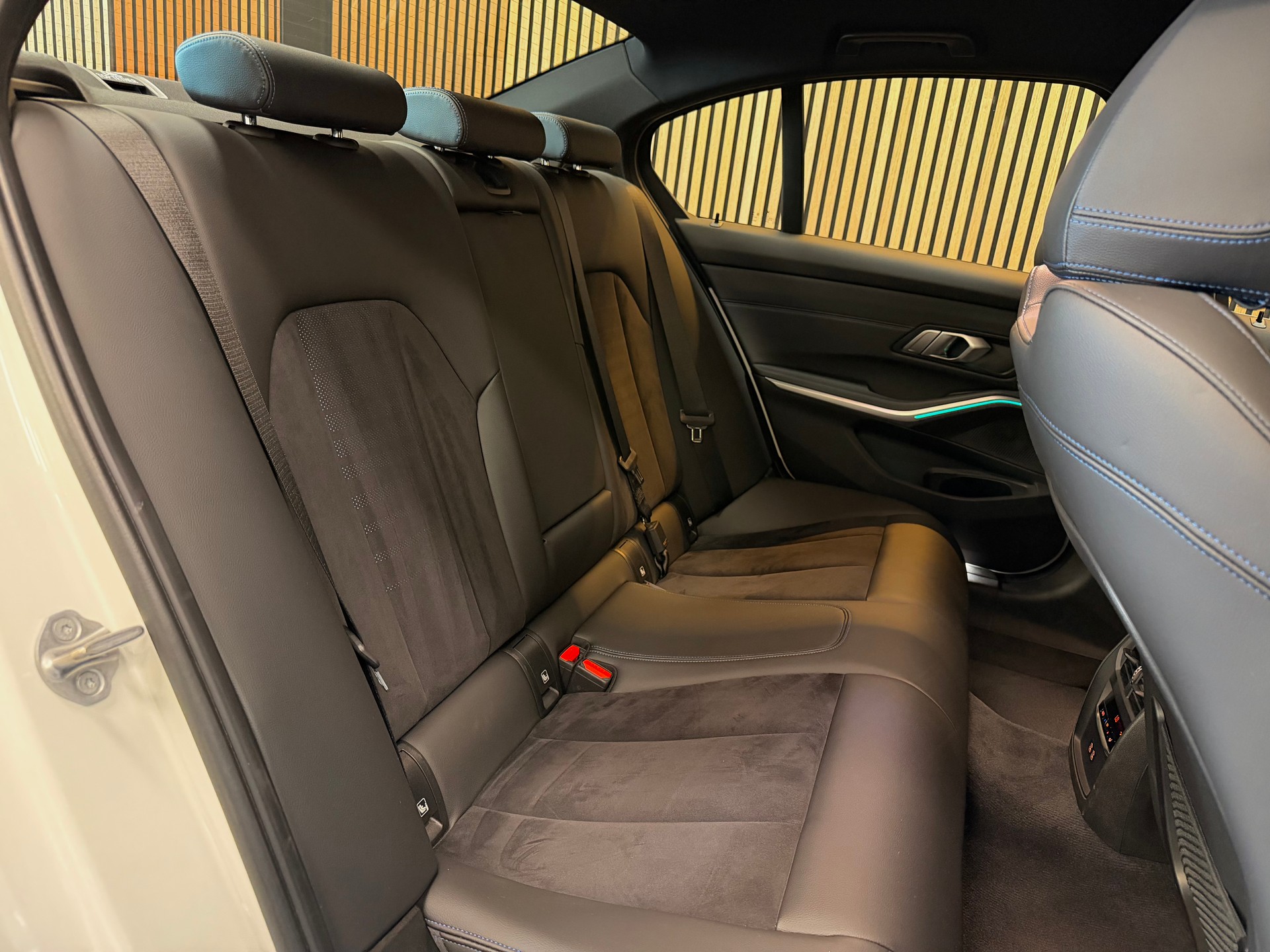 BMW 318i Steptronic M Sport | Unfallfrei | CarVertical | 8-fach bereift mit Felgen-image-30