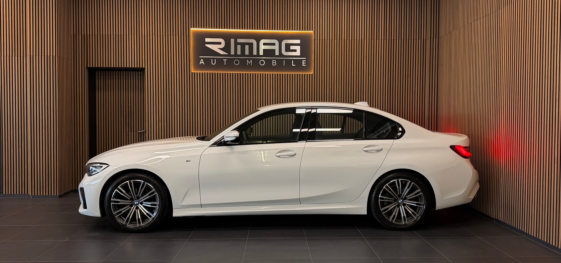 BMW 318i Steptronic M Sport | Unfallfrei | CarVertical | 8-fach bereift mit Felgen-image-4