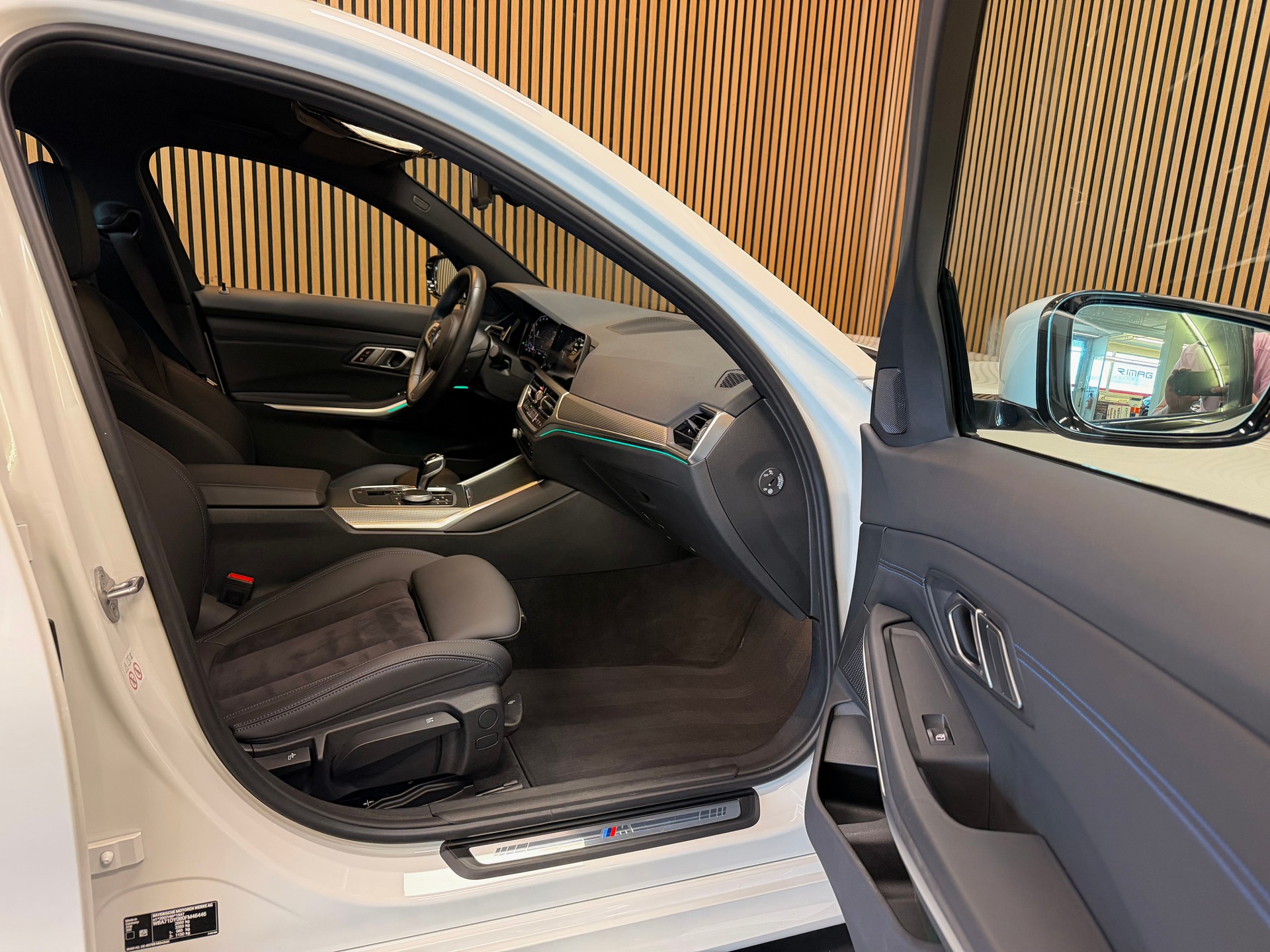 BMW 318i Steptronic M Sport | Unfallfrei | CarVertical | 8-fach bereift mit Felgen-image-27
