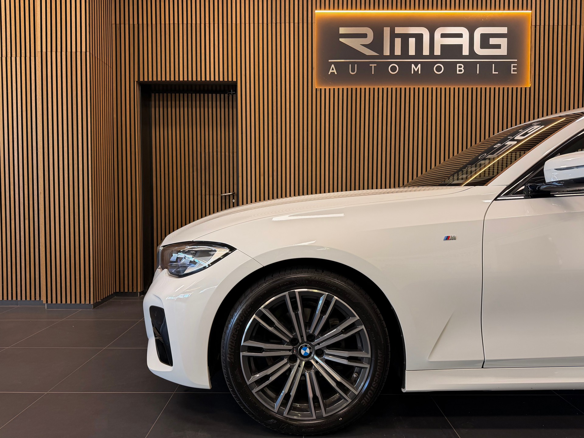 BMW 318i Steptronic M Sport | Unfallfrei | CarVertical | 8-fach bereift mit Felgen-image-5
