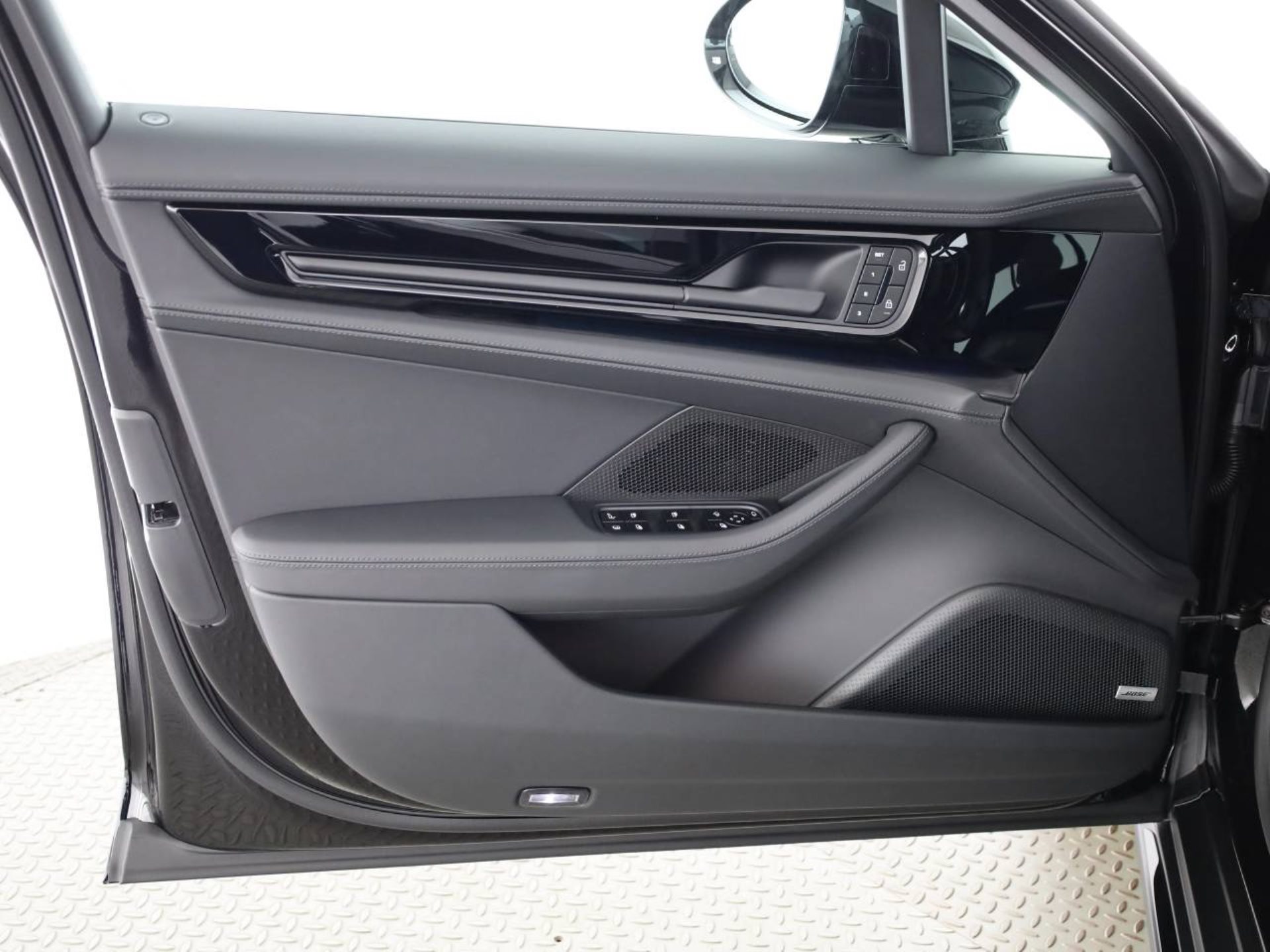 PORSCHE Panamera 4S E-Hybrid-image-19