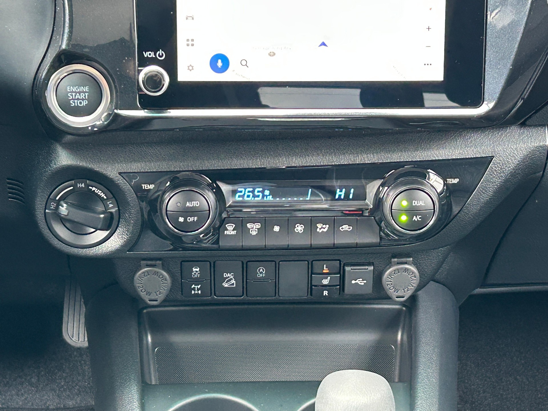 TOYOTA Hilux Double Cab.-Pick-up 2.4 D-4D 150 Style-image-12