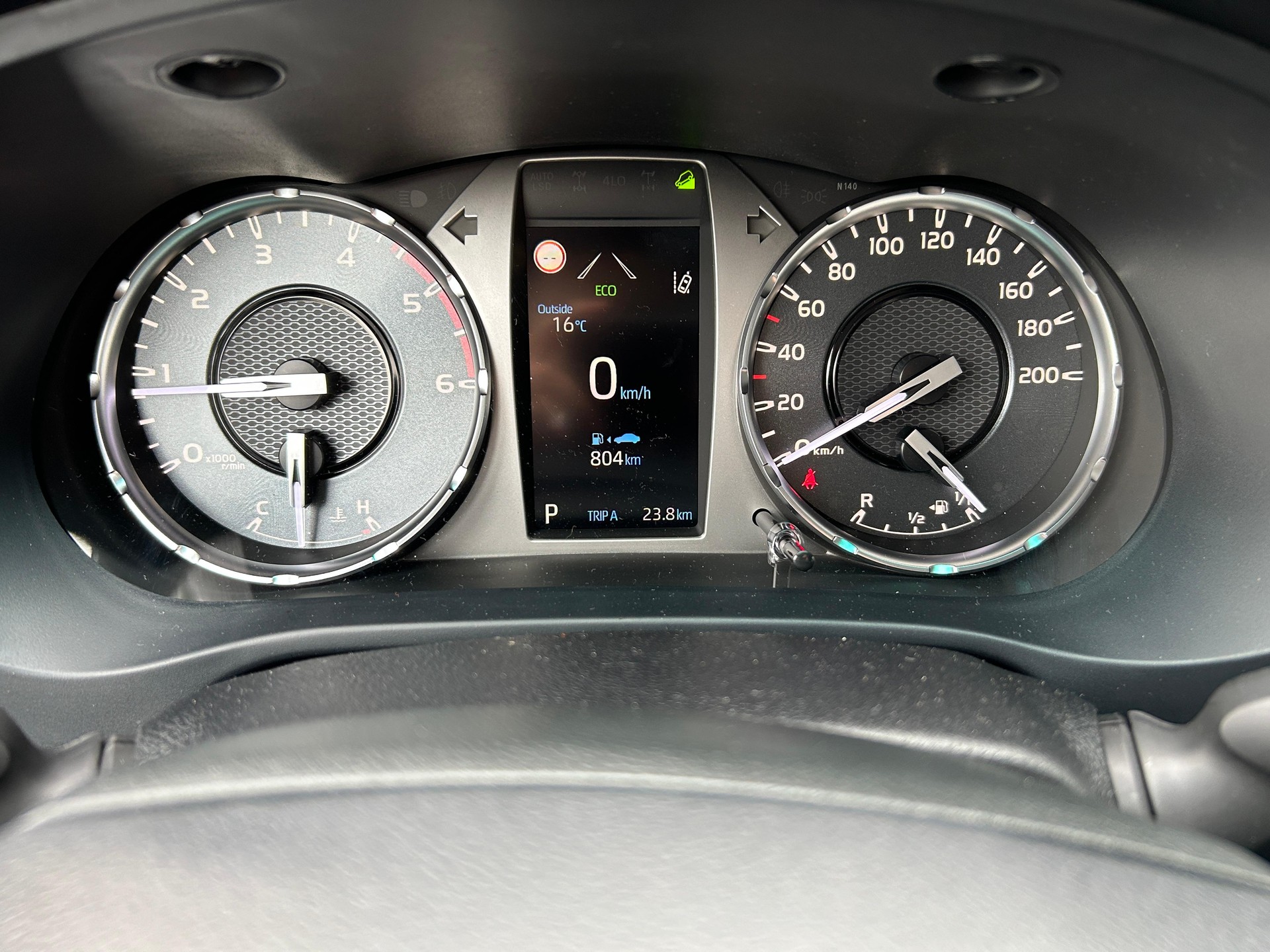 TOYOTA Hilux Double Cab.-Pick-up 2.4 D-4D 150 Style-image-9