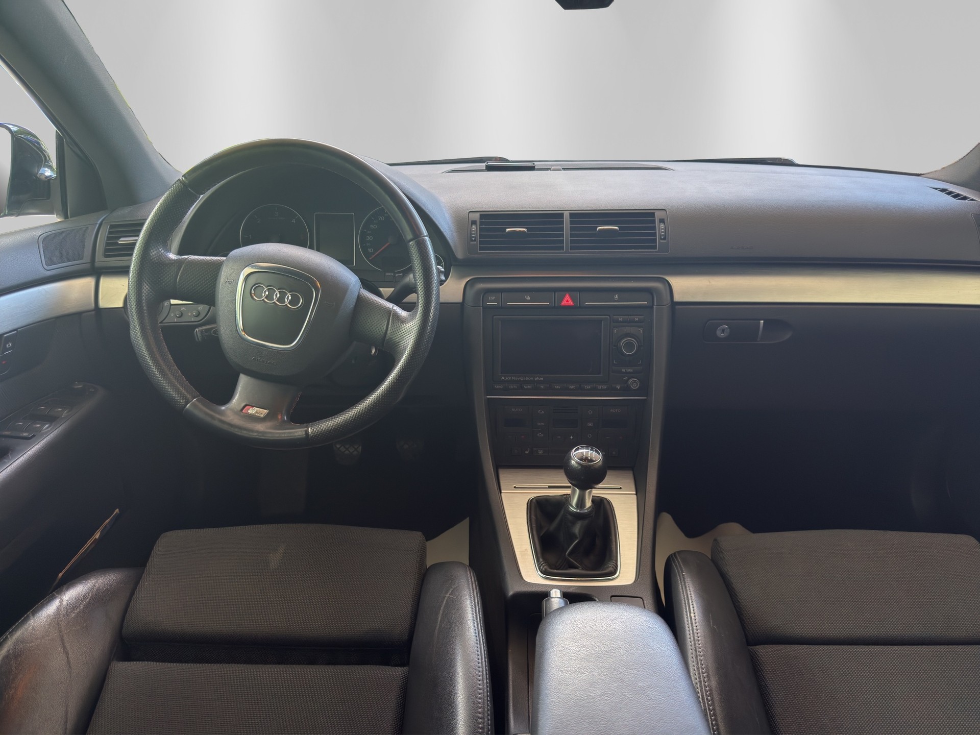 AUDI A4 Avant 2.0 TDI-image-8