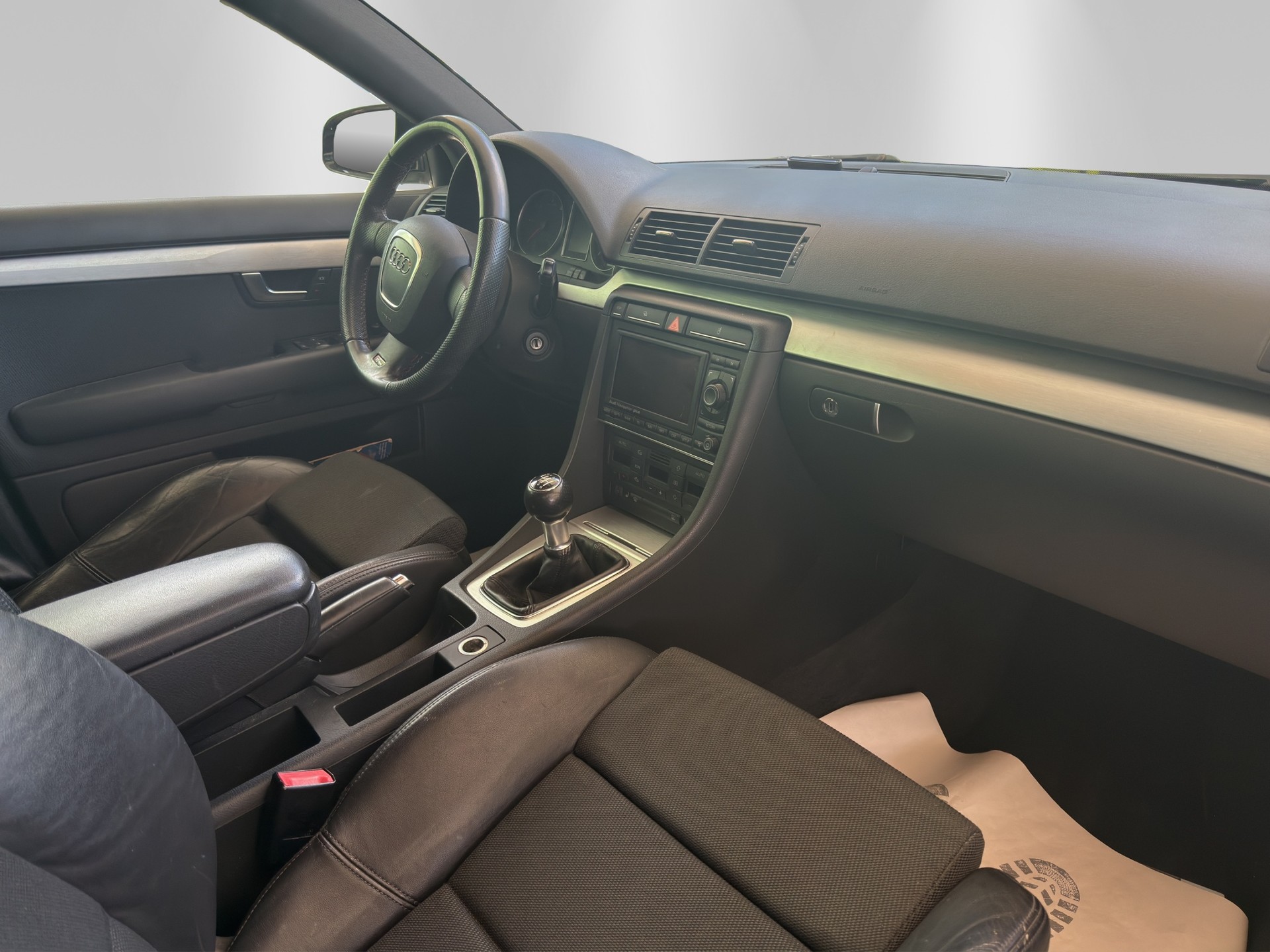 AUDI A4 Avant 2.0 TDI-image-12