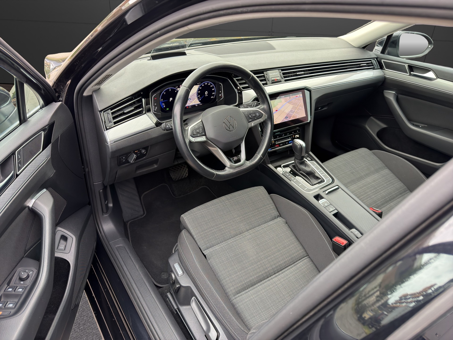 VW Passat 2.0 TDI BMT R-Line 4Motion DSG 200PS-image-11