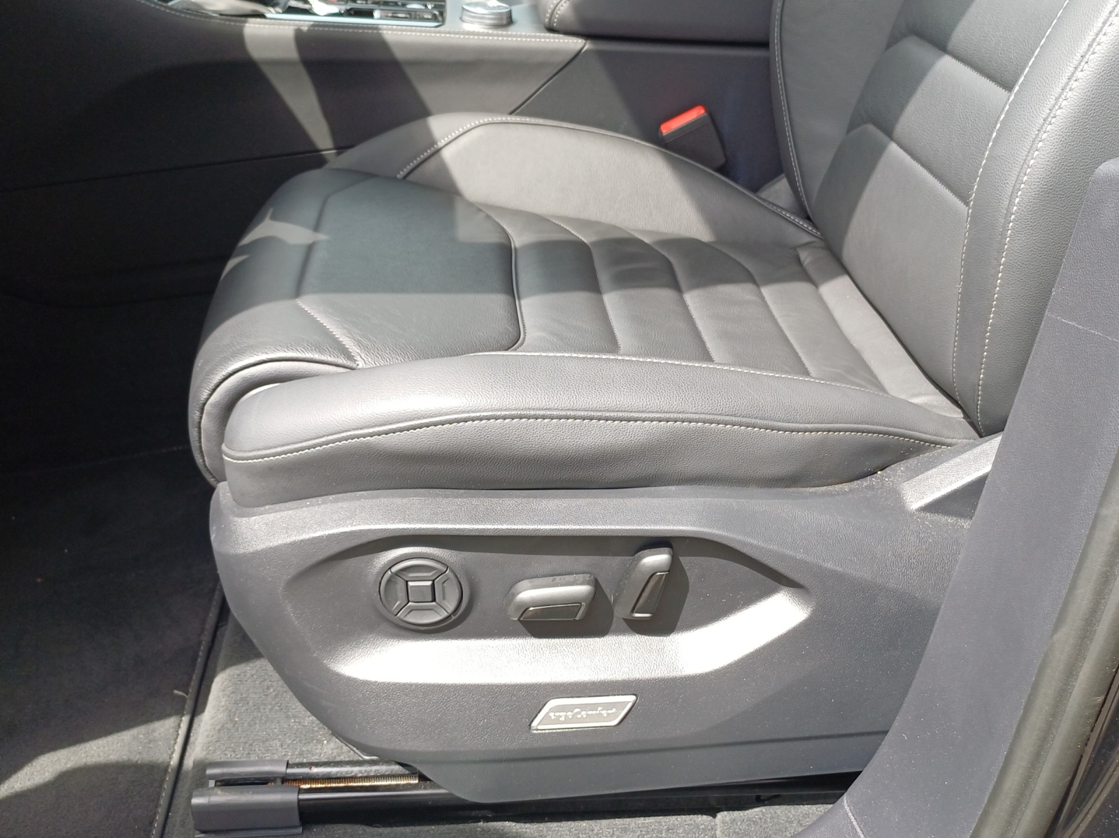 VW Touareg 3.0 TDI R-Line Tiptronic-image-15
