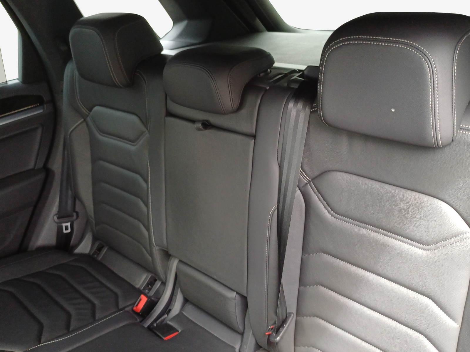 VW Touareg 3.0 TDI R-Line Tiptronic-image-11