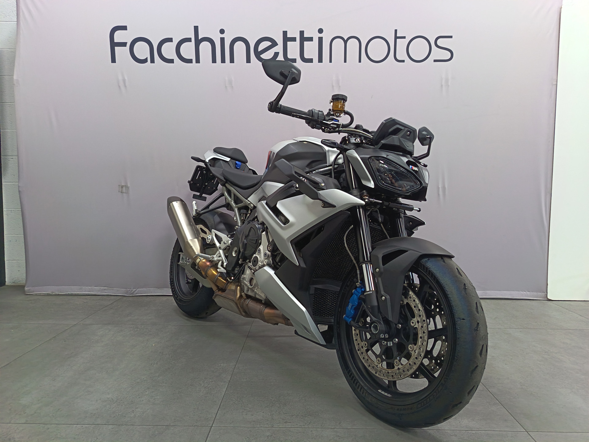 BMW M 1000 R-showroom-element-1