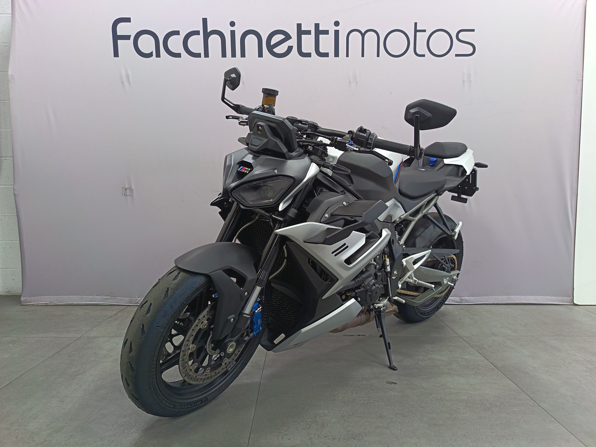 BMW M 1000 R-showroom-element-2