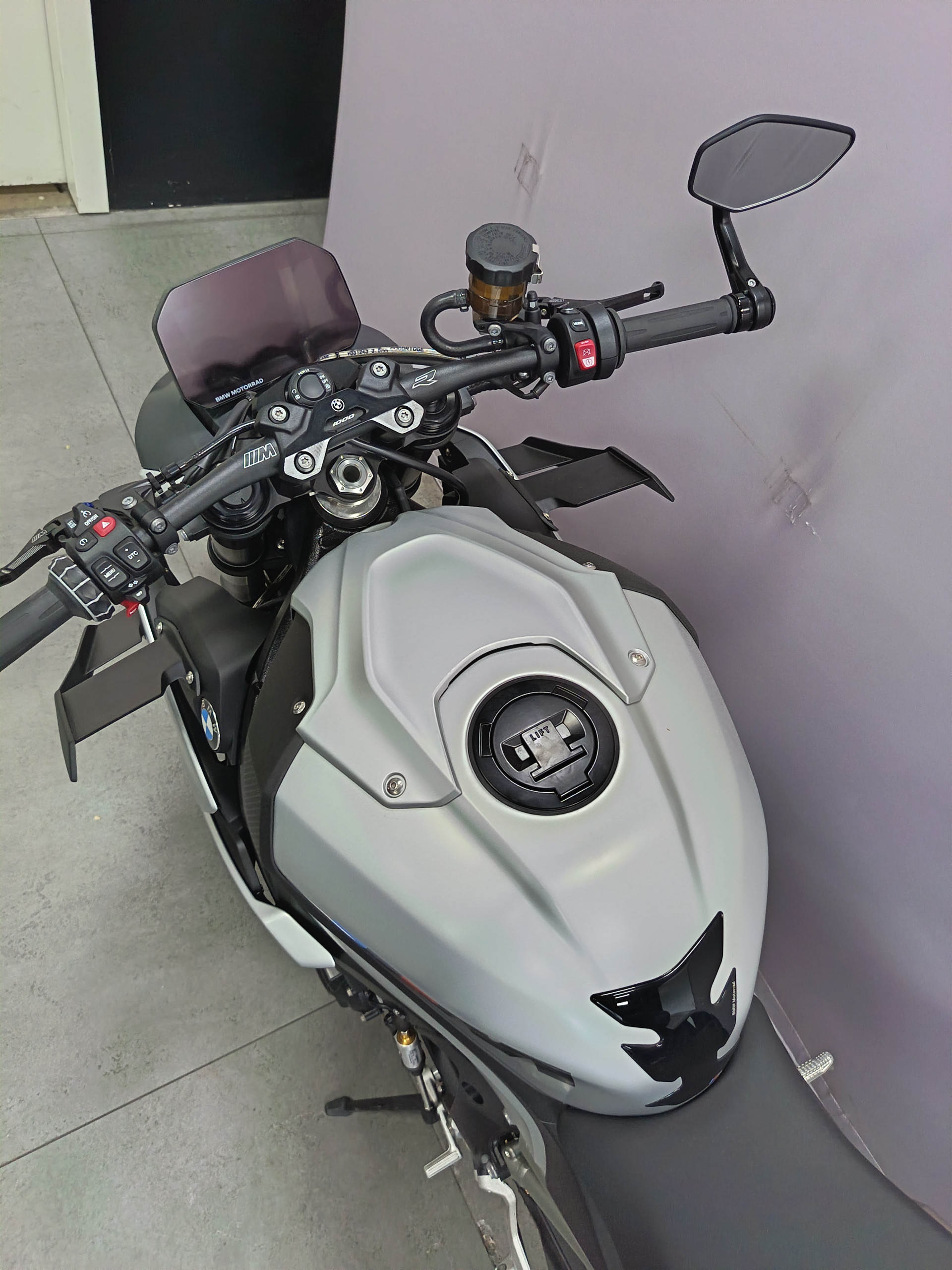 BMW M 1000 R-image-4