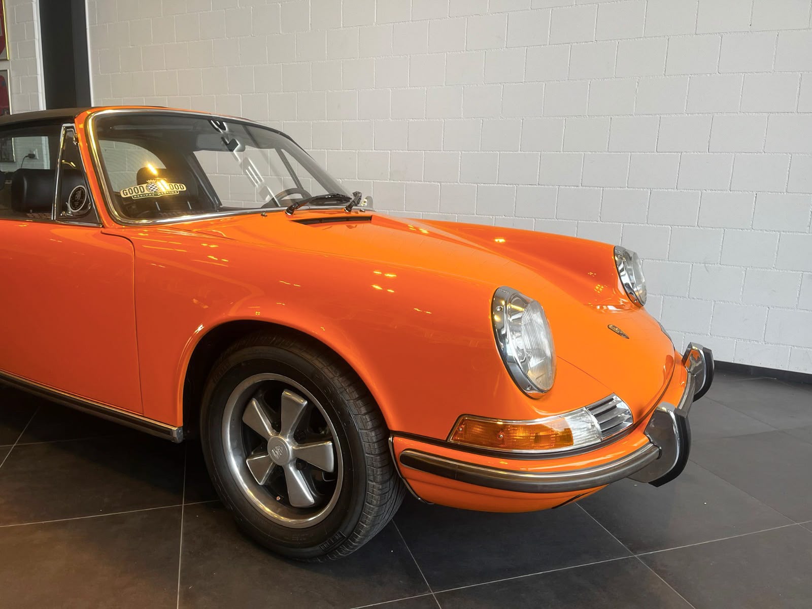 PORSCHE E 2.2 Targa-showroom-element-2