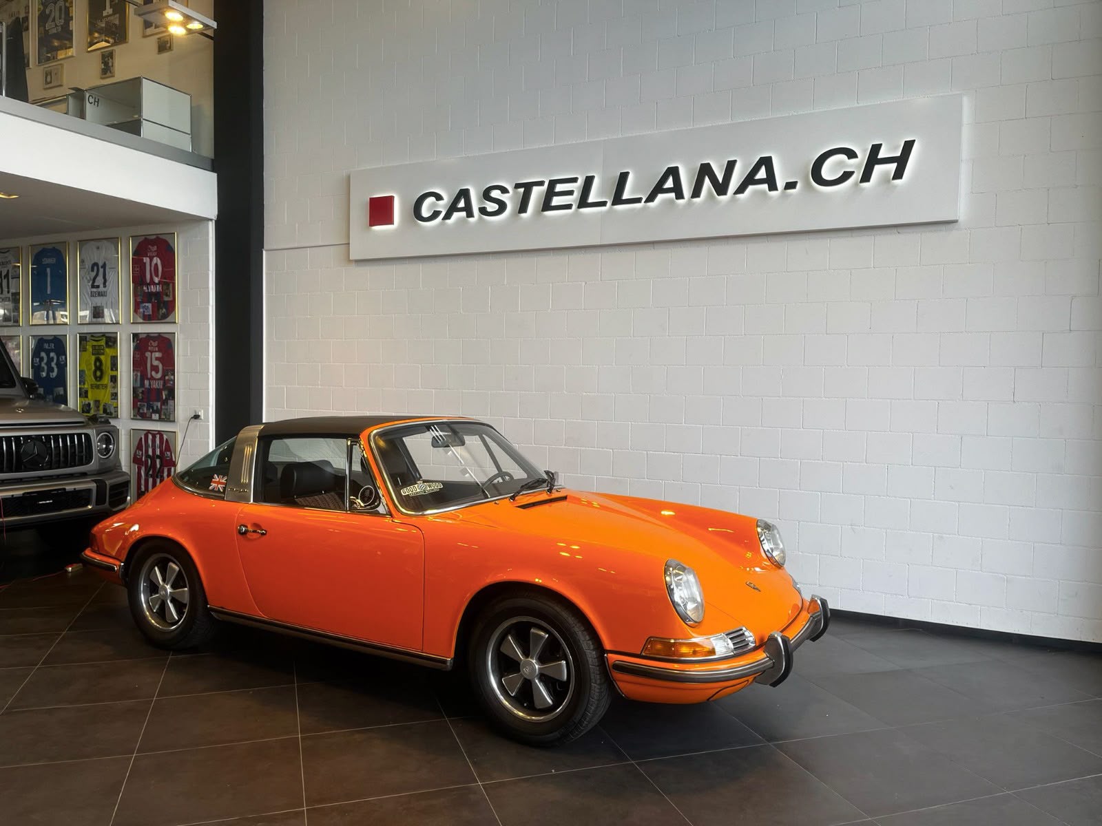 PORSCHE E 2.2 Targa-showroom-element-1