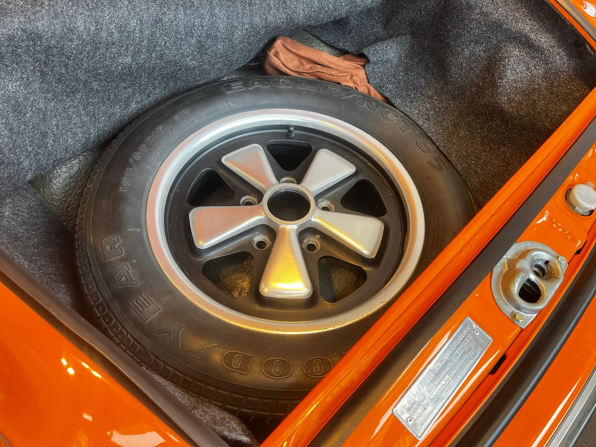PORSCHE E 2.2 Targa-image-27