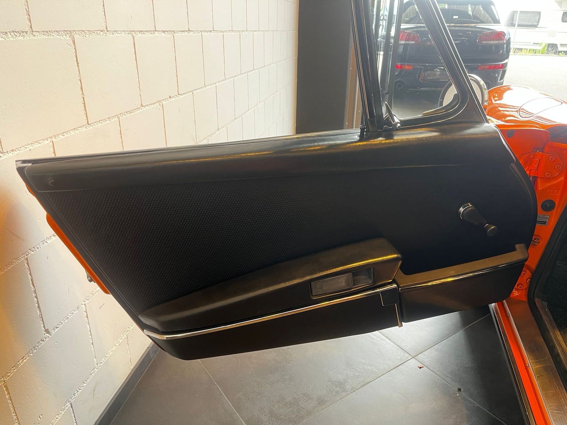 PORSCHE E 2.2 Targa-image-24