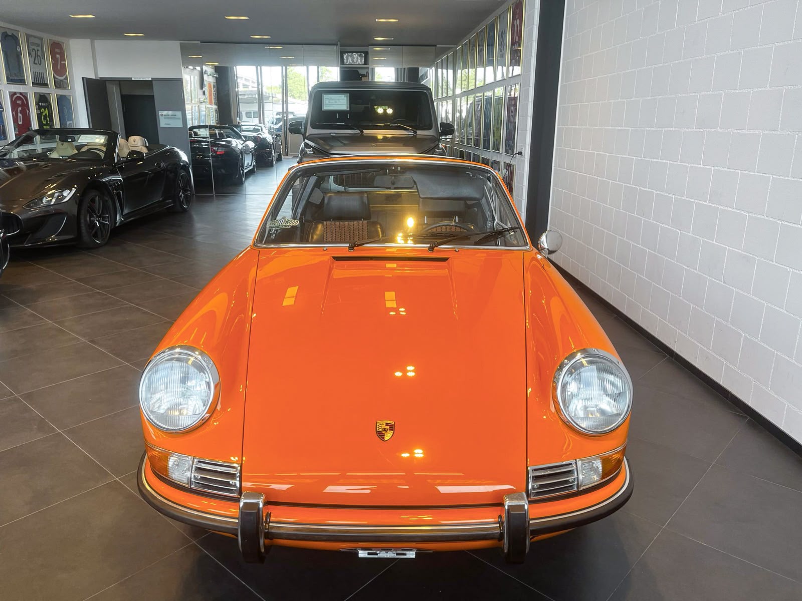 PORSCHE E 2.2 Targa-showroom-element-3