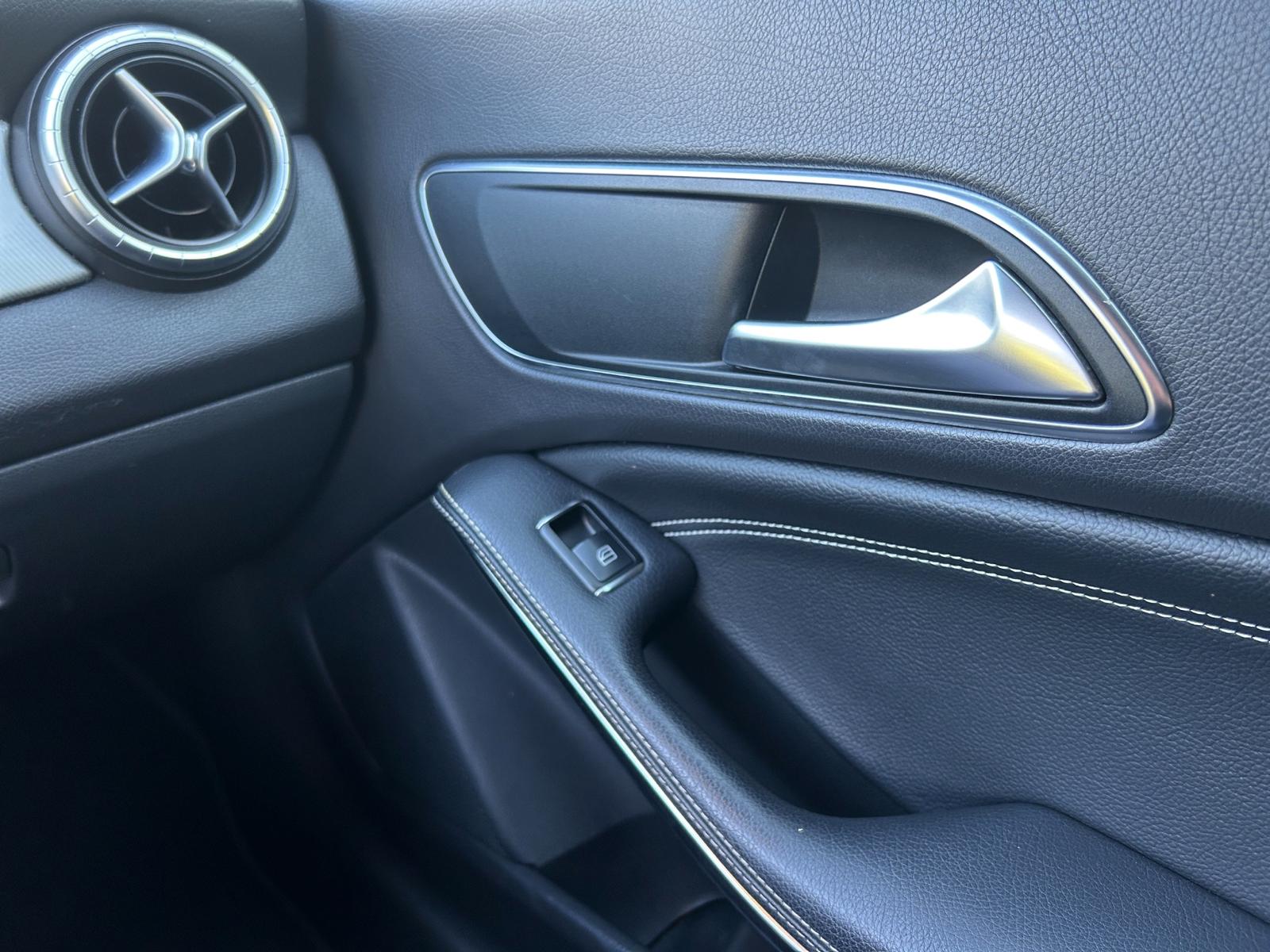 MERCEDES-BENZ CLA 200 AMG Line-image-21