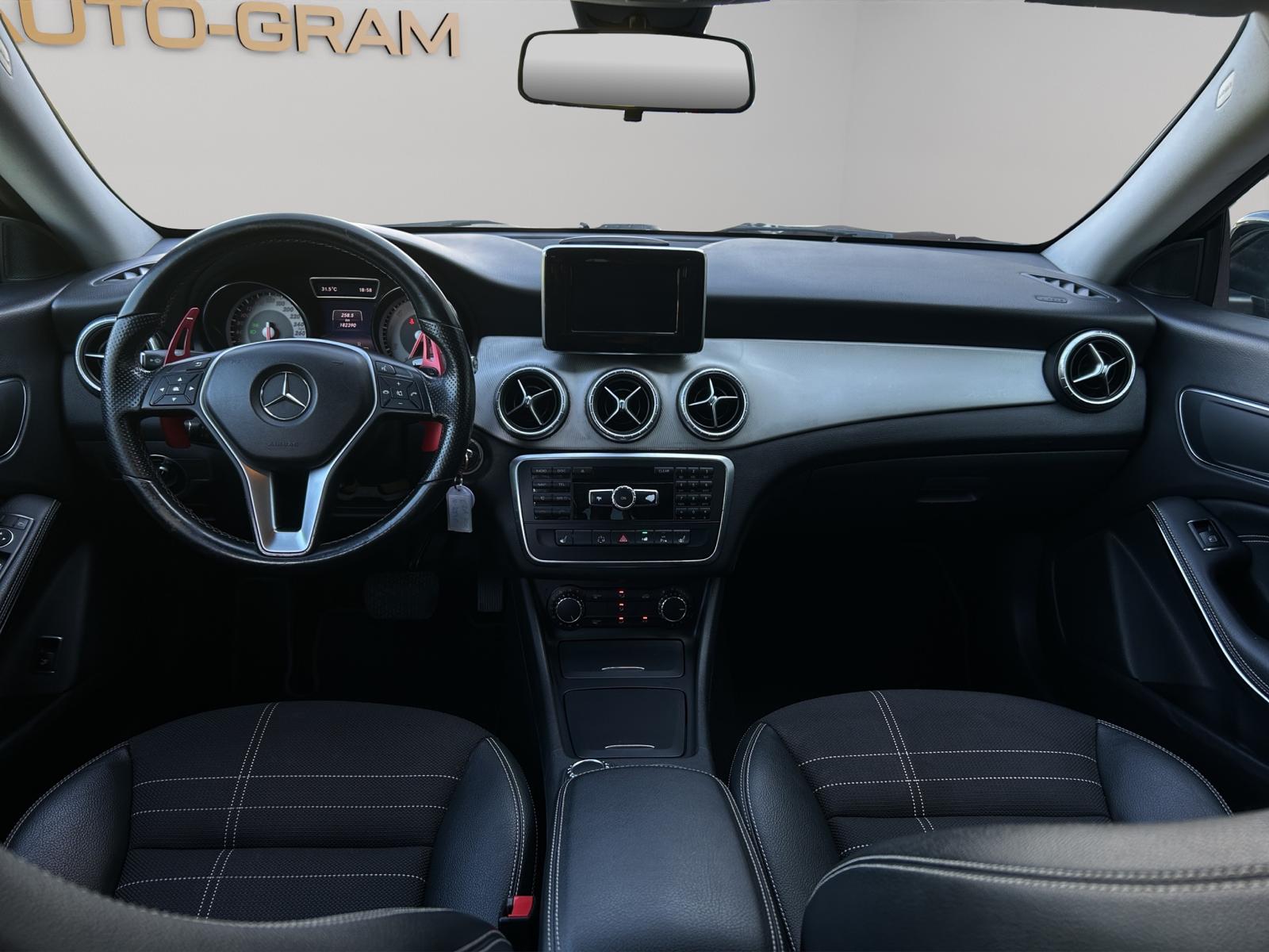 MERCEDES-BENZ CLA 200 AMG Line-image-16