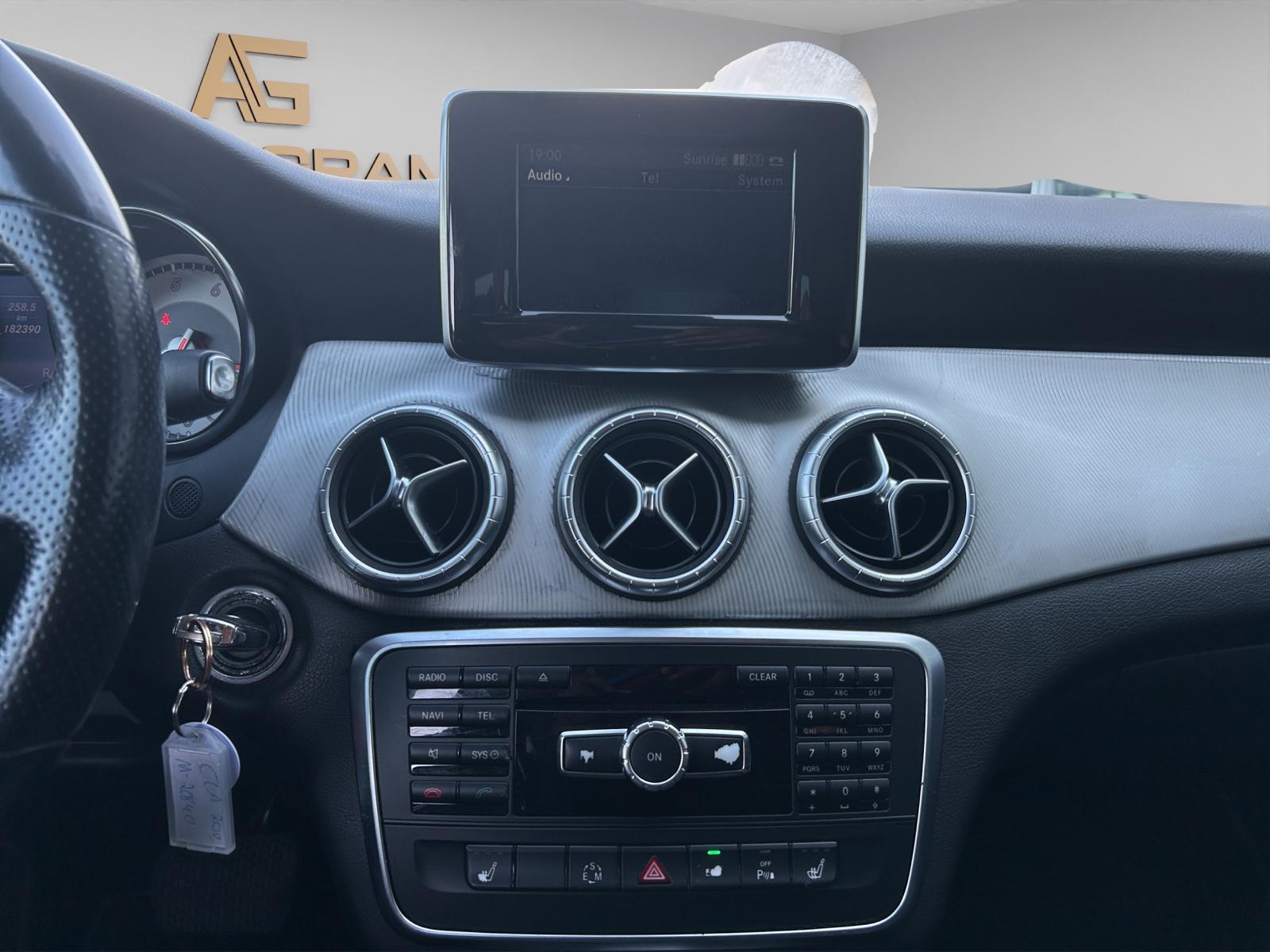 MERCEDES-BENZ CLA 200 AMG Line-image-18