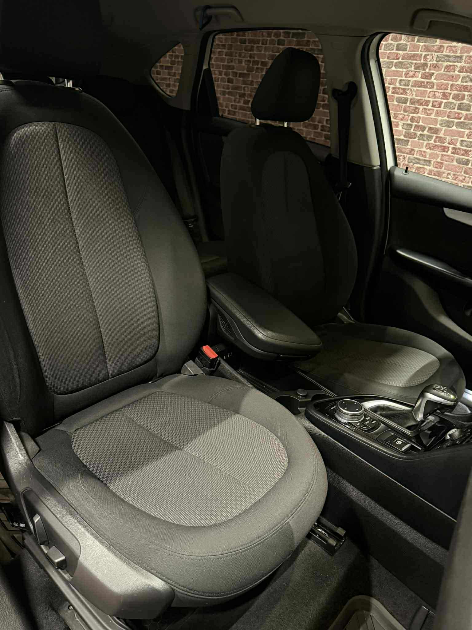 BMW 220d xDrive Active Tourer Luxury Line Steptronic-image-9