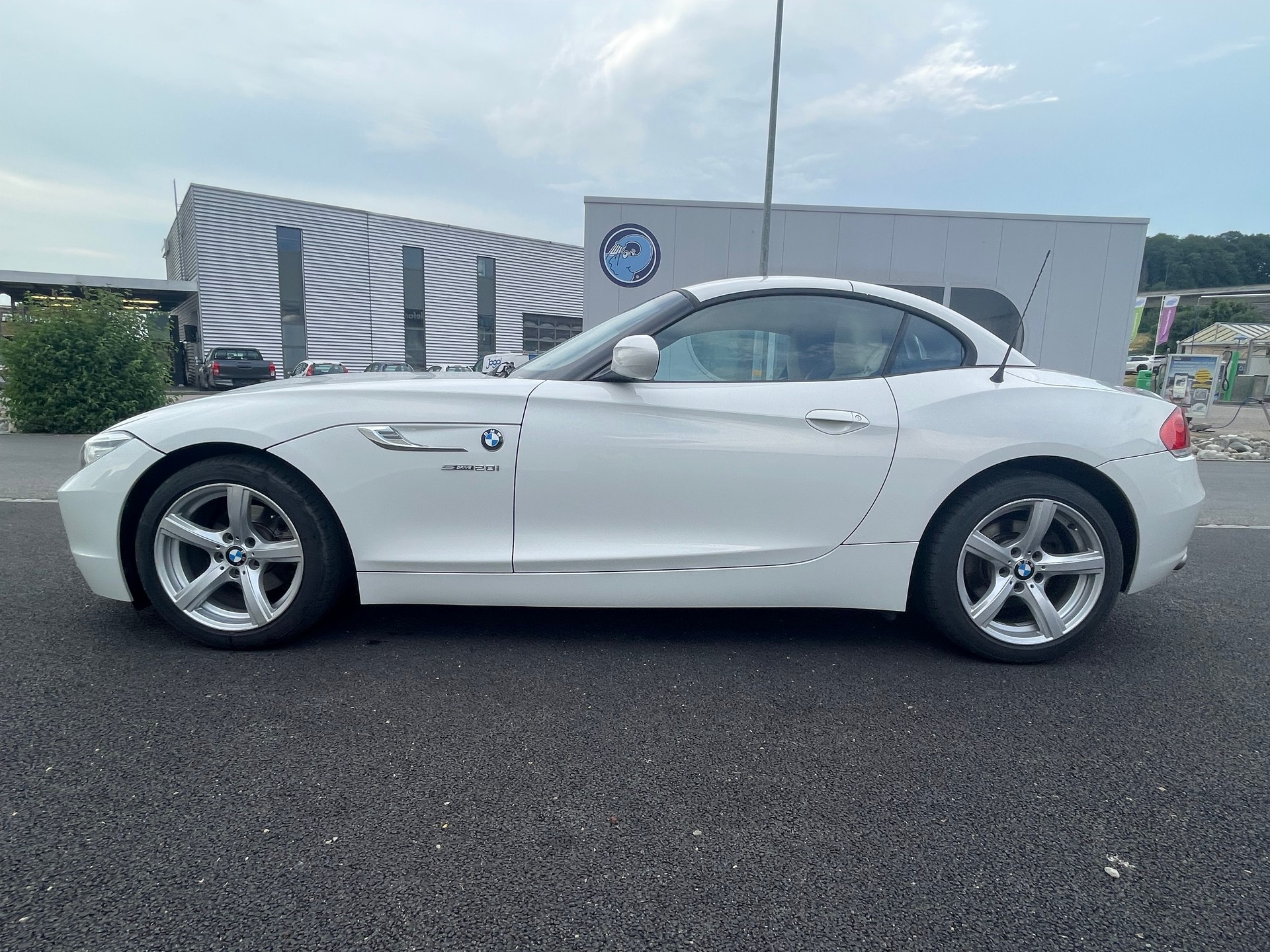 BMW 20i sDrive-image-2