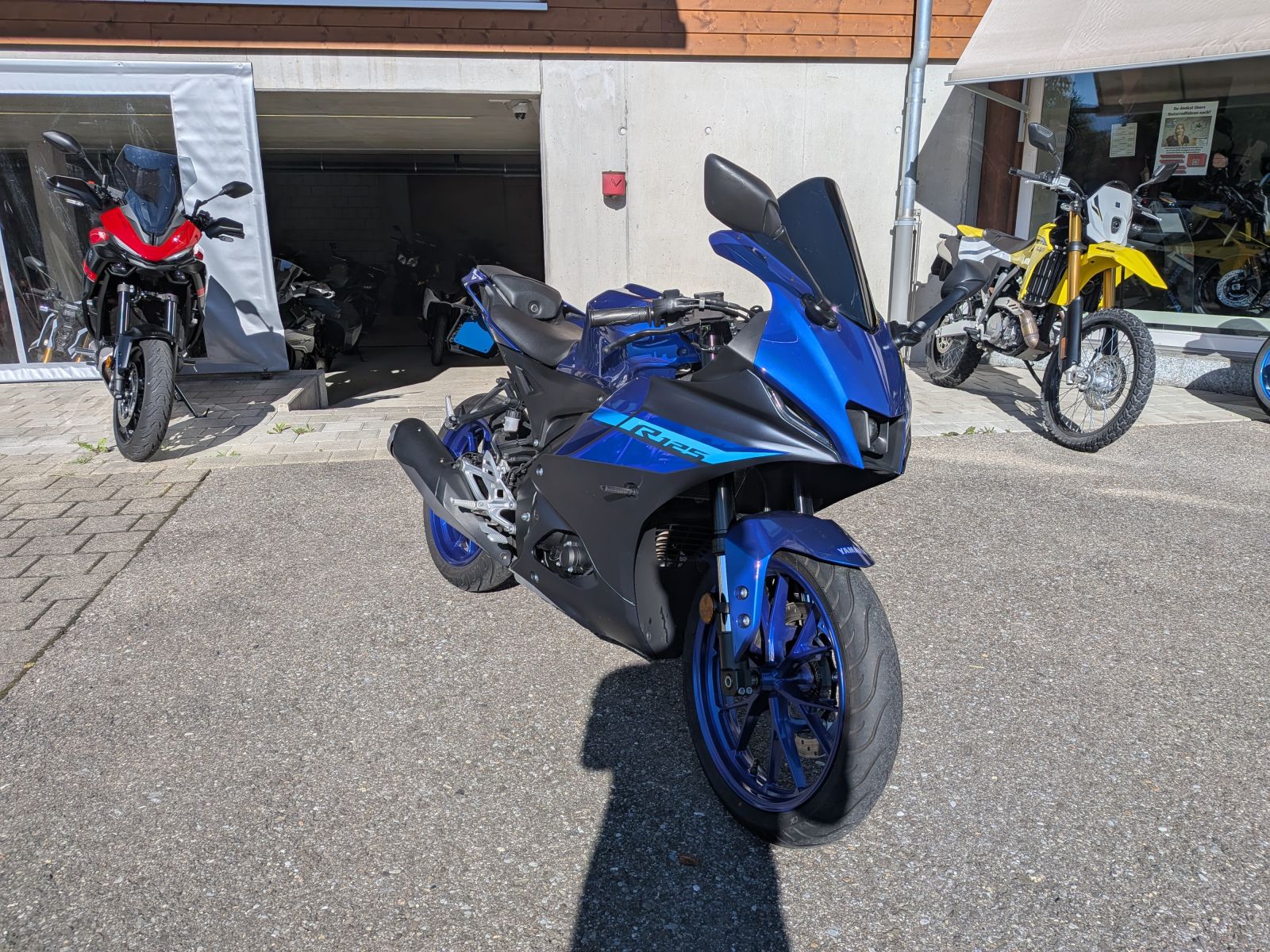 YAMAHA YZF-R 125 ABS-image-1