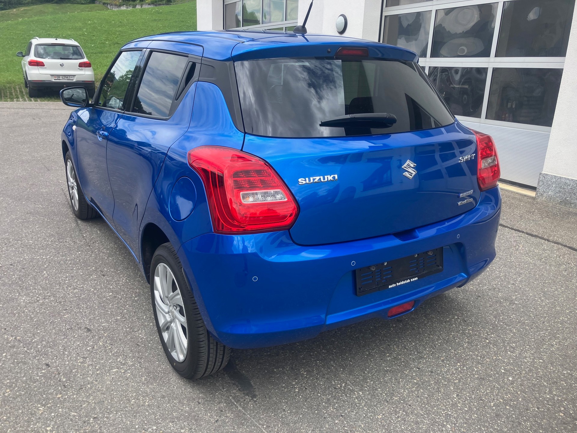 SUZUKI Swift 1.2 Compact + 4x4 Hybrid-image-2