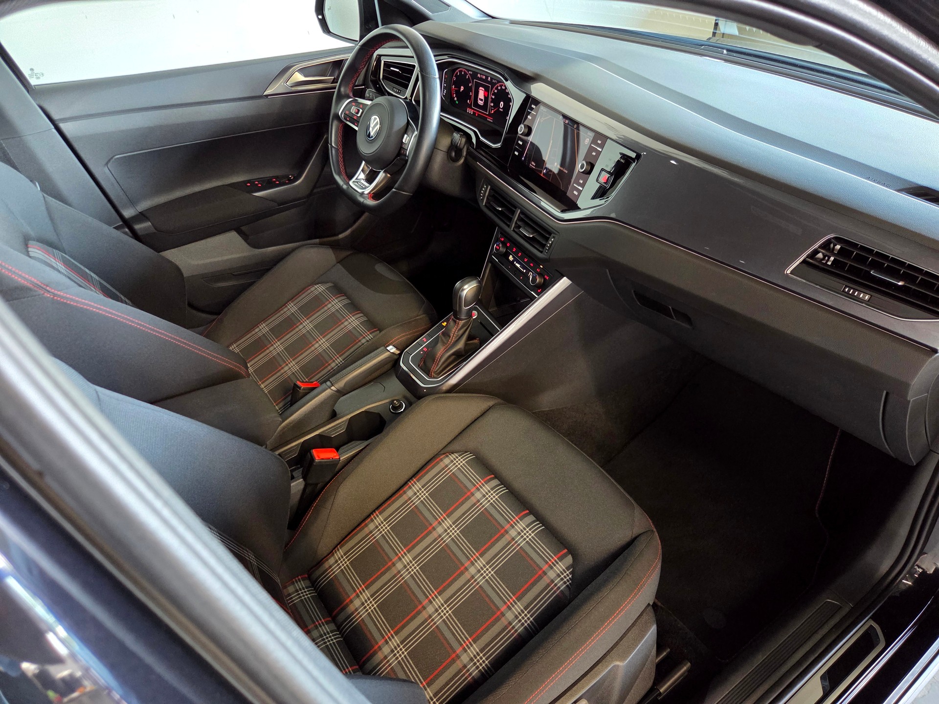 VW Polo 2.0 TSI GTI DSG-image-15