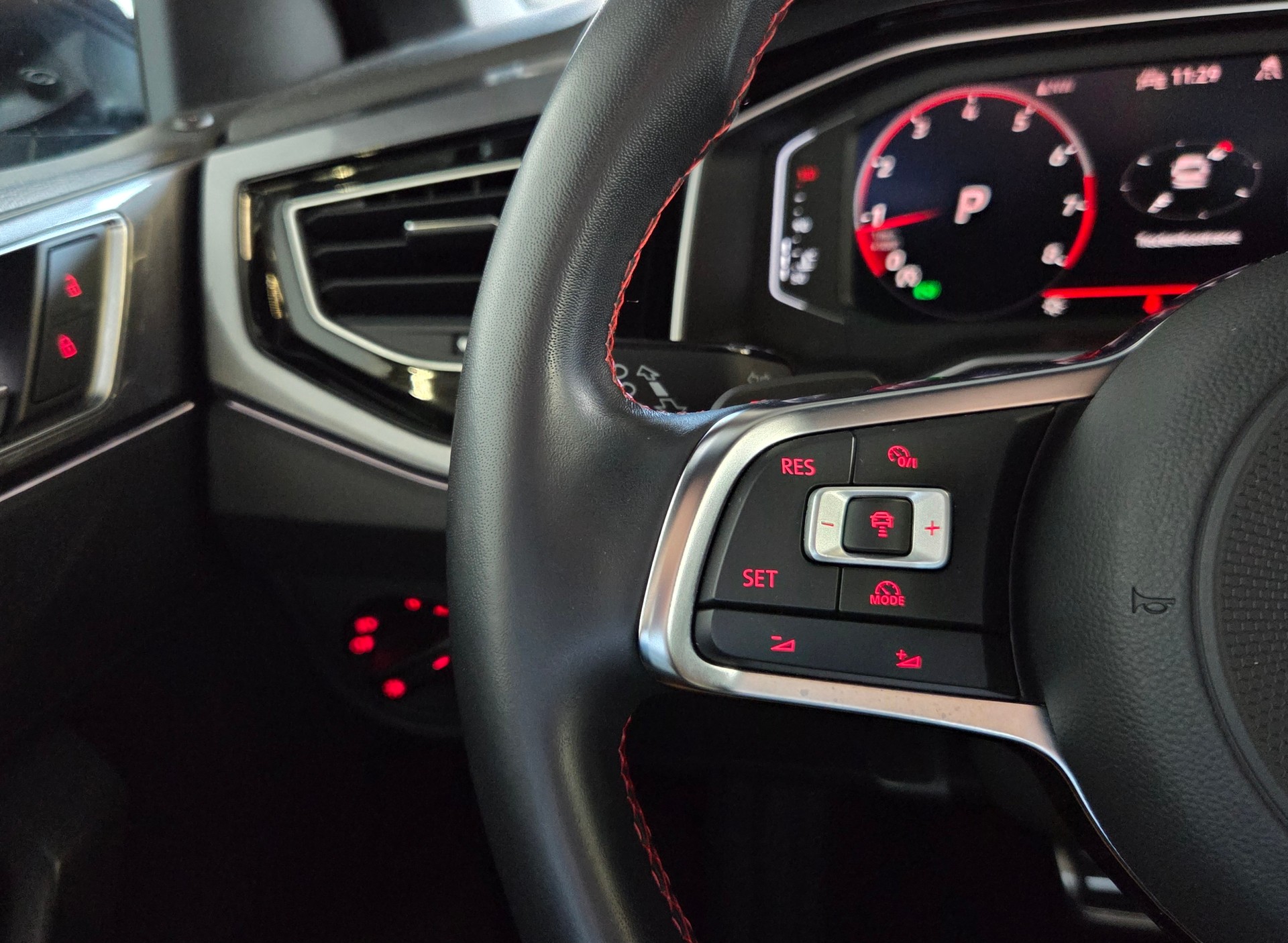 VW Polo 2.0 TSI GTI DSG-image-18