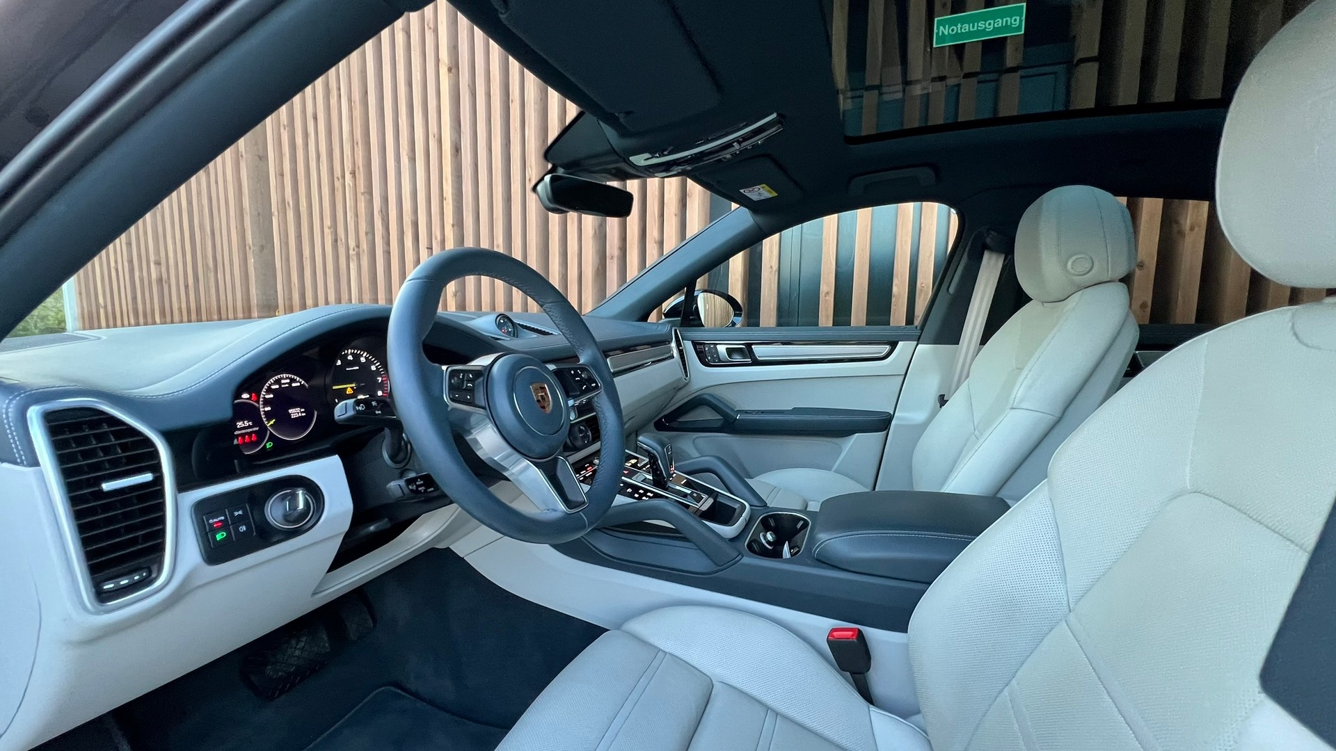 PORSCHE CAYENNE COUPÉ E-HYBRID PLATINUM EDITION l 462 PS-image-23