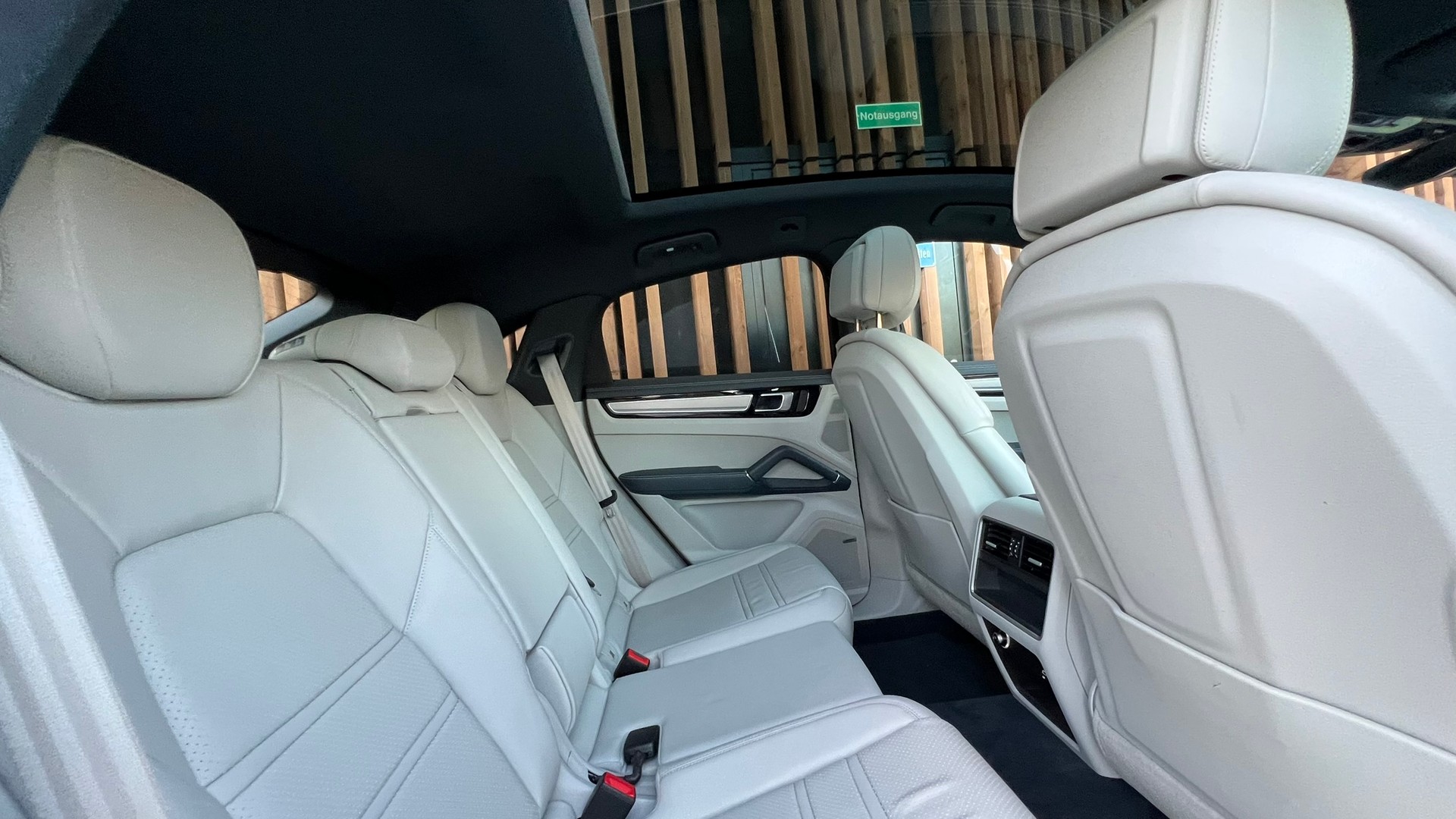 PORSCHE CAYENNE COUPÉ E-HYBRID PLATINUM EDITION l 462 PS-image-28
