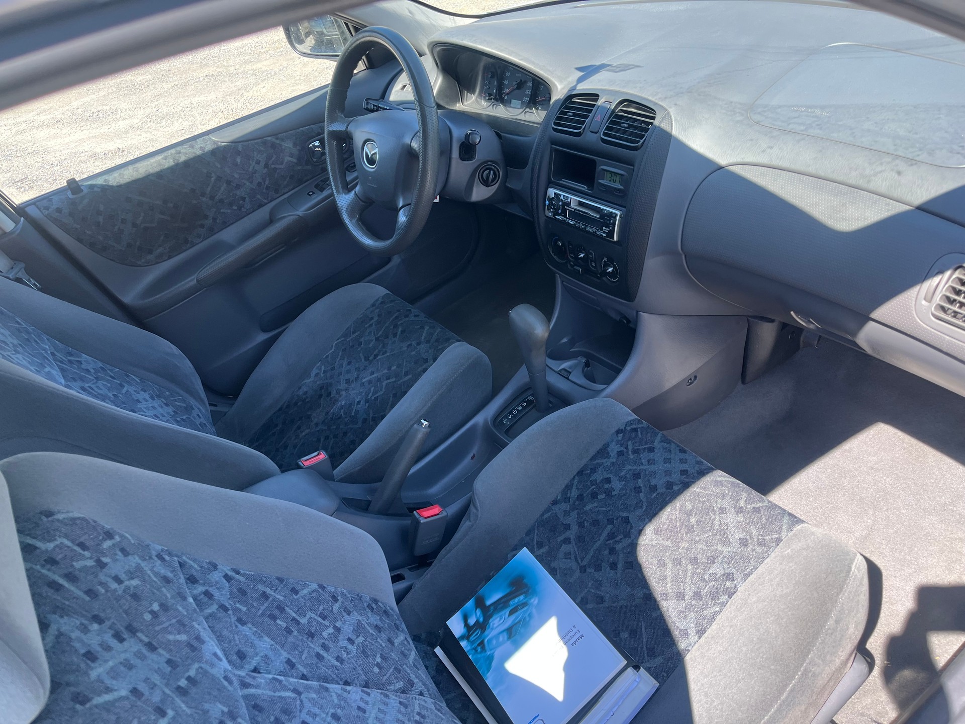 MAZDA 323 F 1.5i-16V Active-image-11