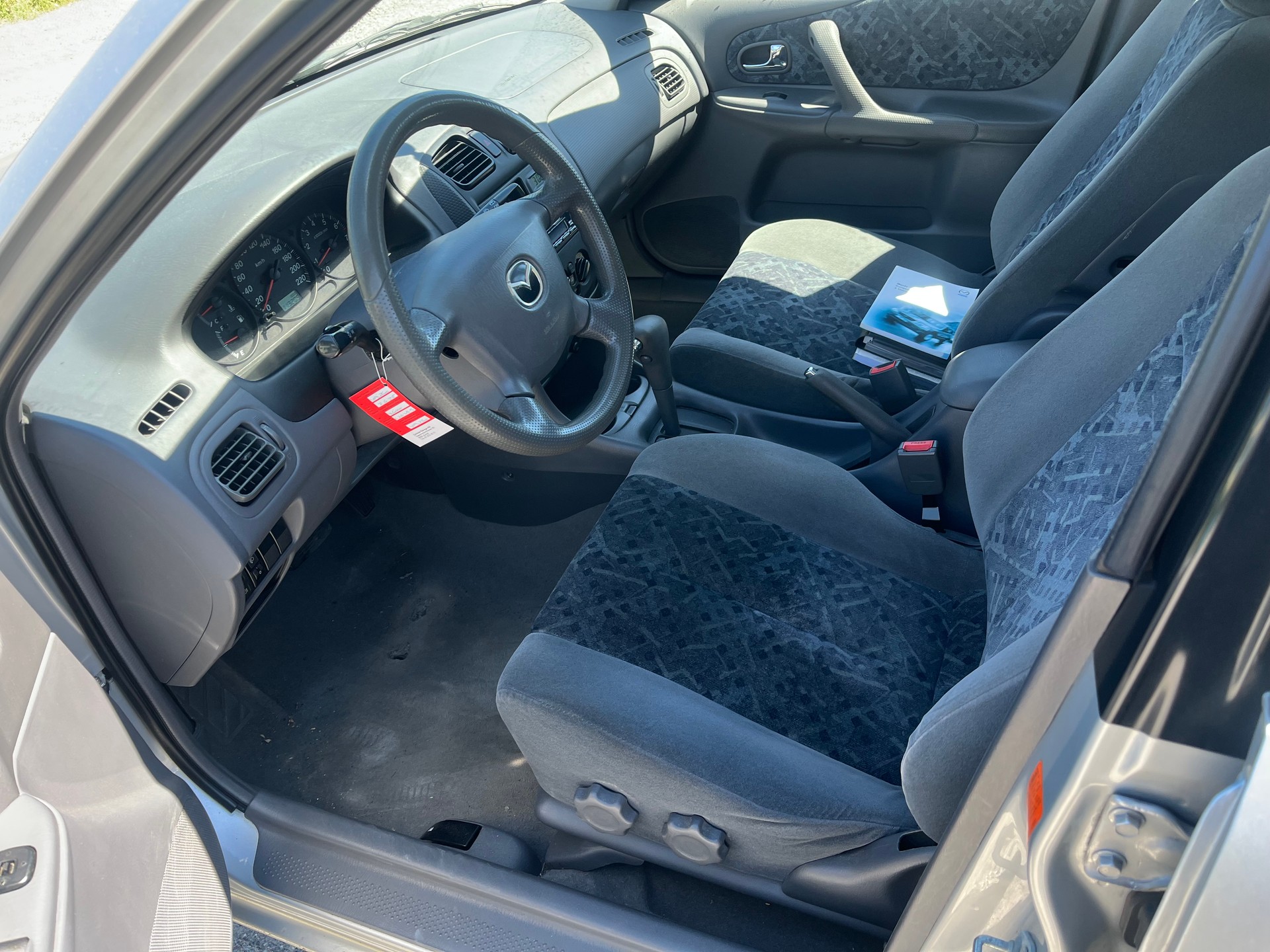 MAZDA 323 F 1.5i-16V Active-image-8