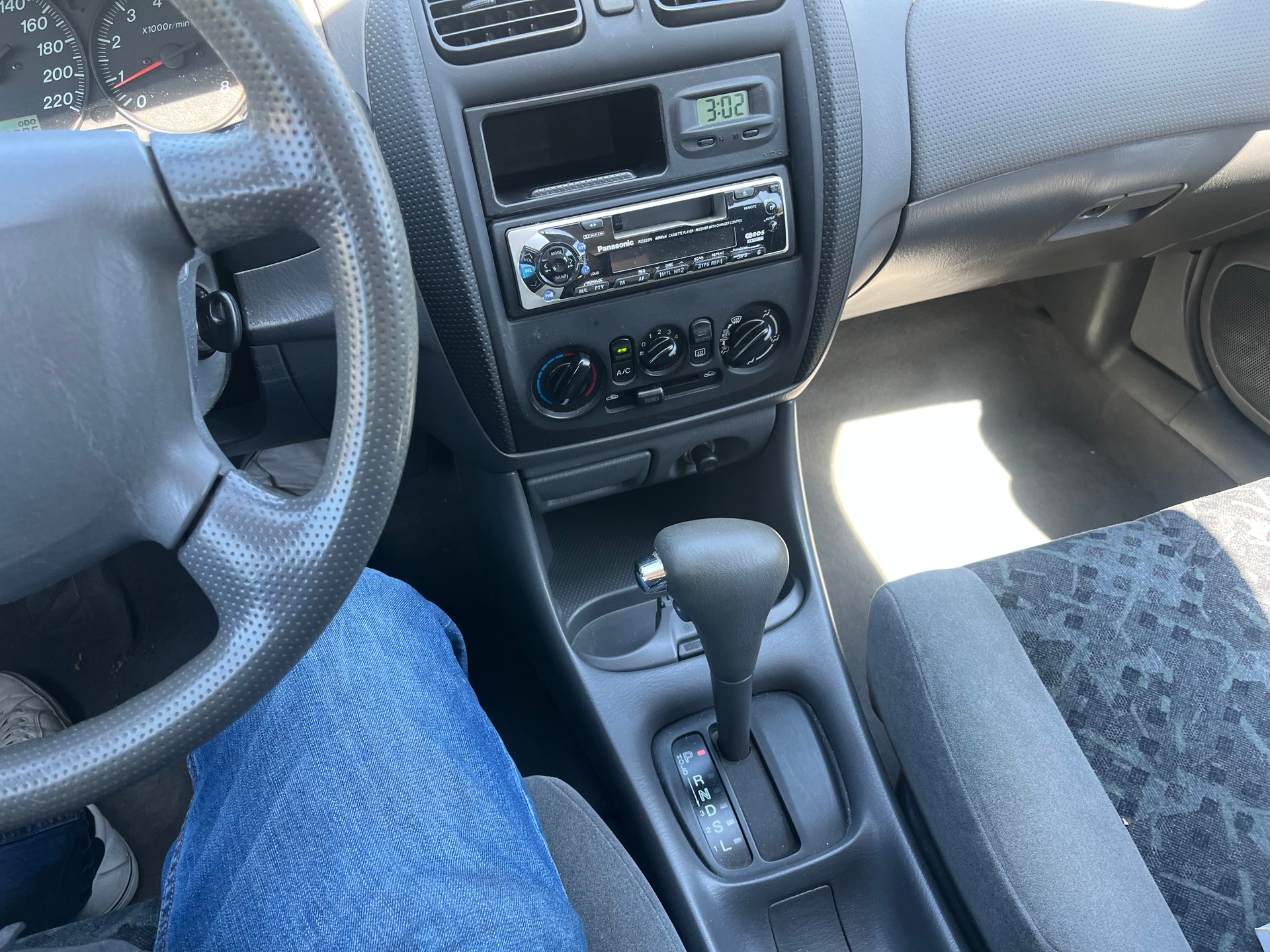 MAZDA 323 F 1.5i-16V Active-image-6