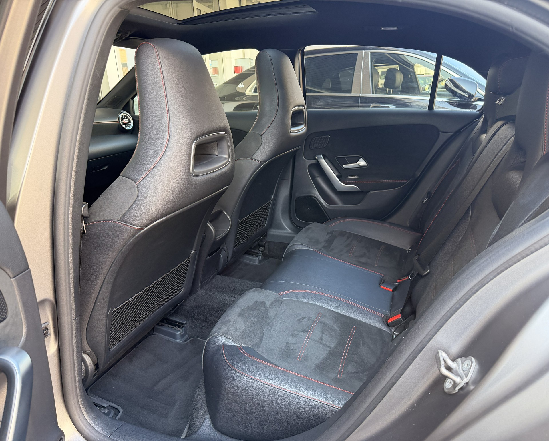 MERCEDES-BENZ A 35 AMG 4Matic Speedshift-image-4