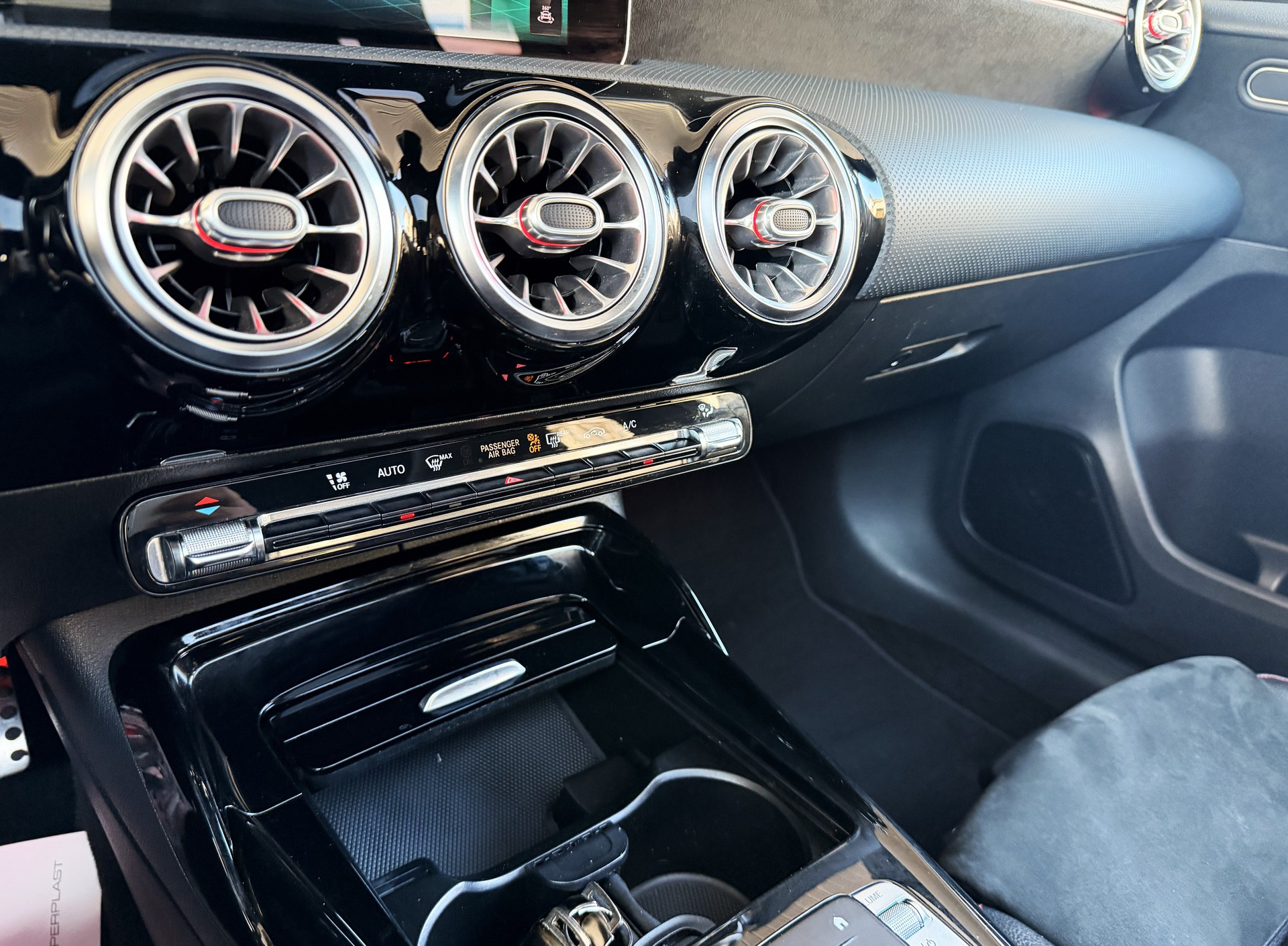 MERCEDES-BENZ A 35 AMG 4Matic Speedshift-image-9