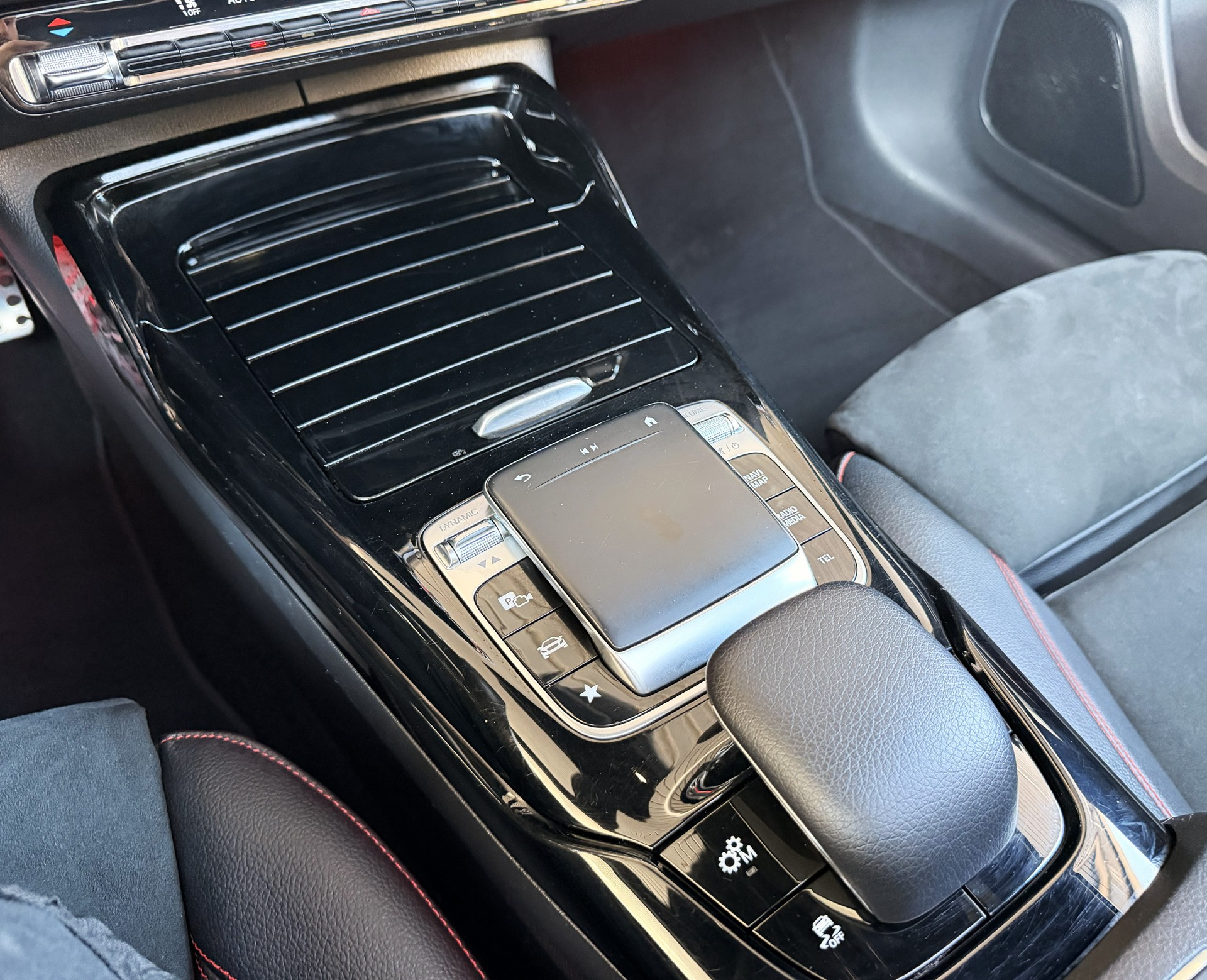 MERCEDES-BENZ A 35 AMG 4Matic Speedshift-image-13