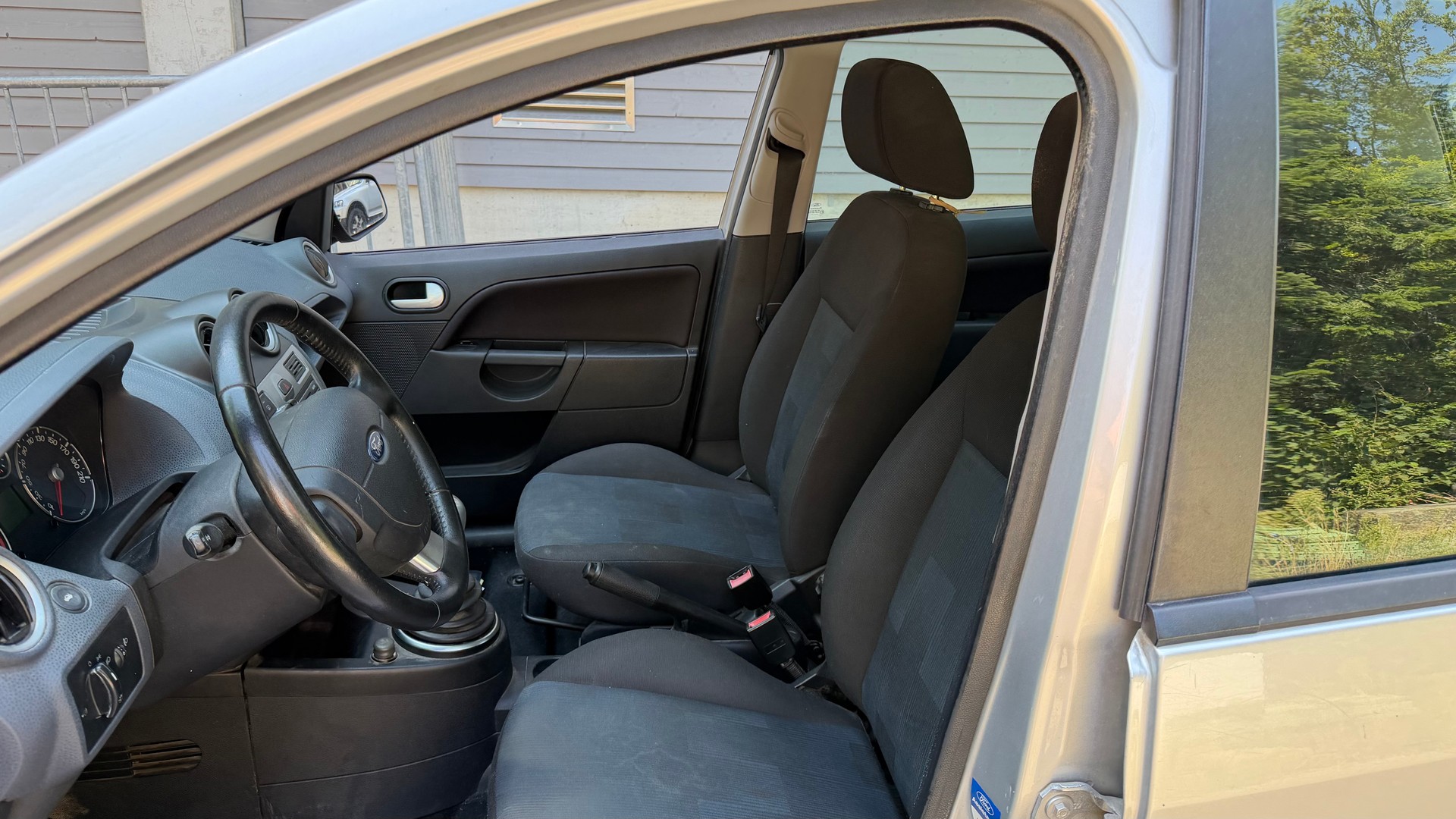 FORD Fiesta 1.4 16V Ghia-image-5
