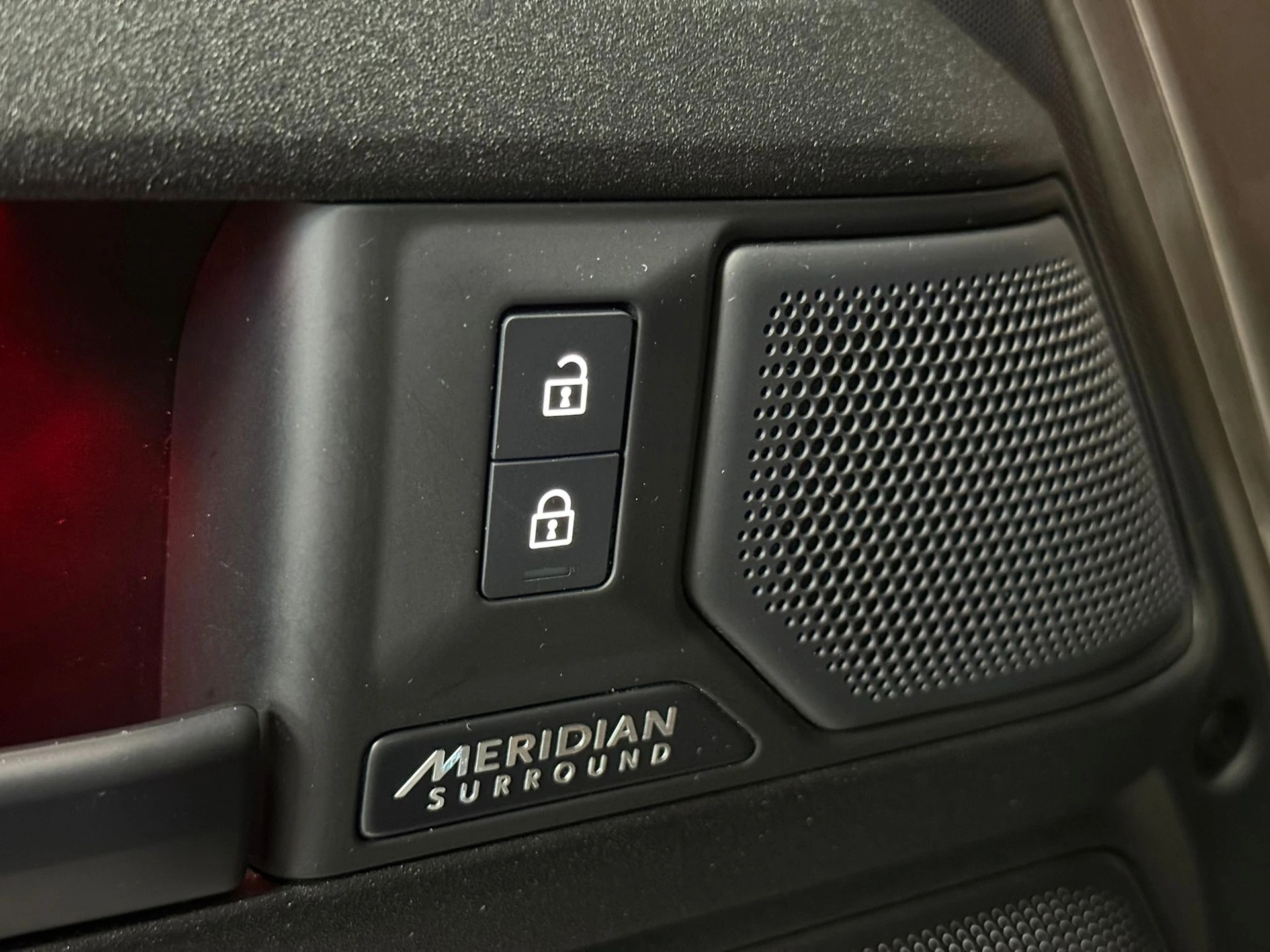 LAND ROVER Defender 110 635 V8 4.4 Octa AT8-image-12