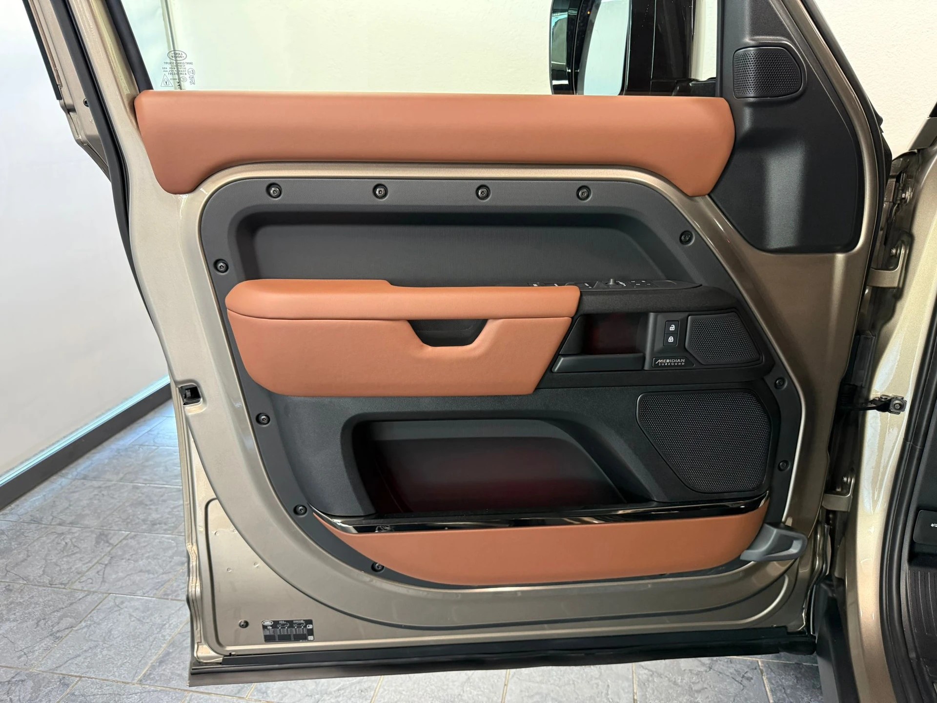 LAND ROVER Defender 110 635 V8 4.4 Octa AT8-image-11