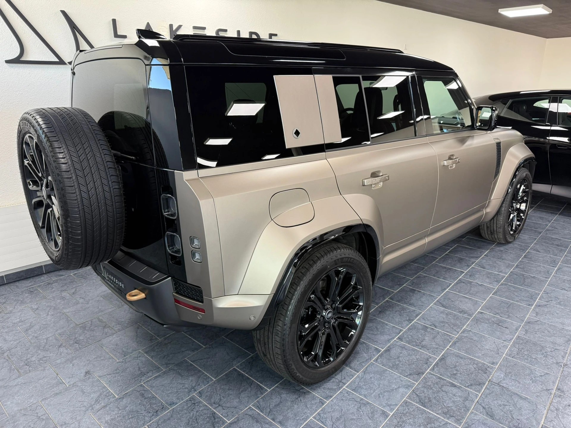 LAND ROVER Defender 110 635 V8 4.4 Octa AT8-image-2