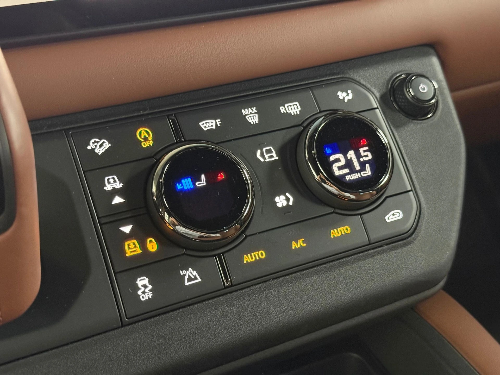 LAND ROVER Defender 110 635 V8 4.4 Octa AT8-image-21