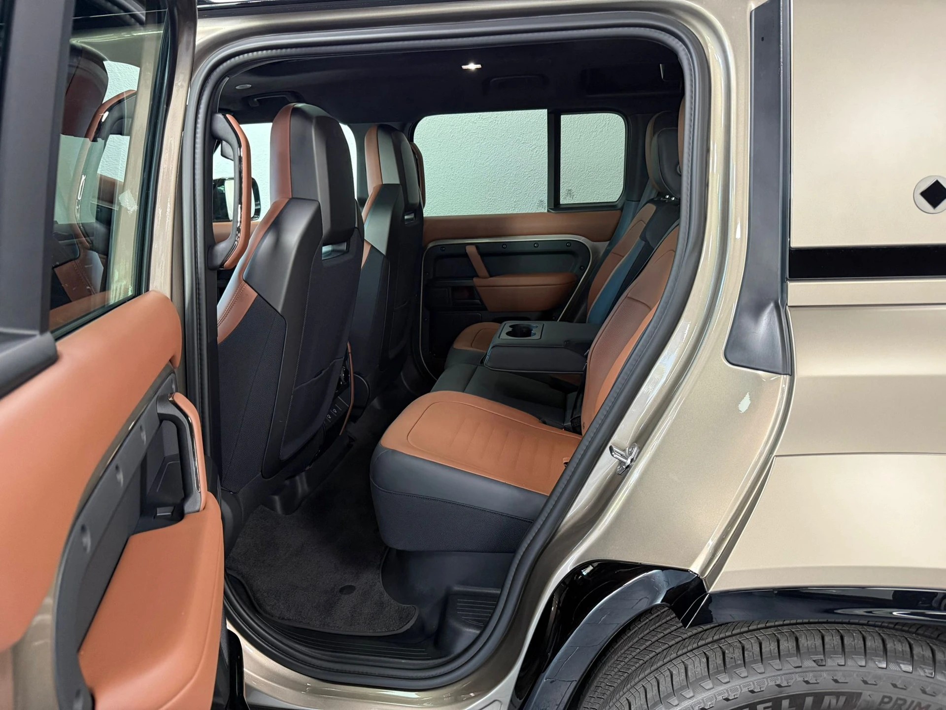 LAND ROVER Defender 110 635 V8 4.4 Octa AT8-image-10