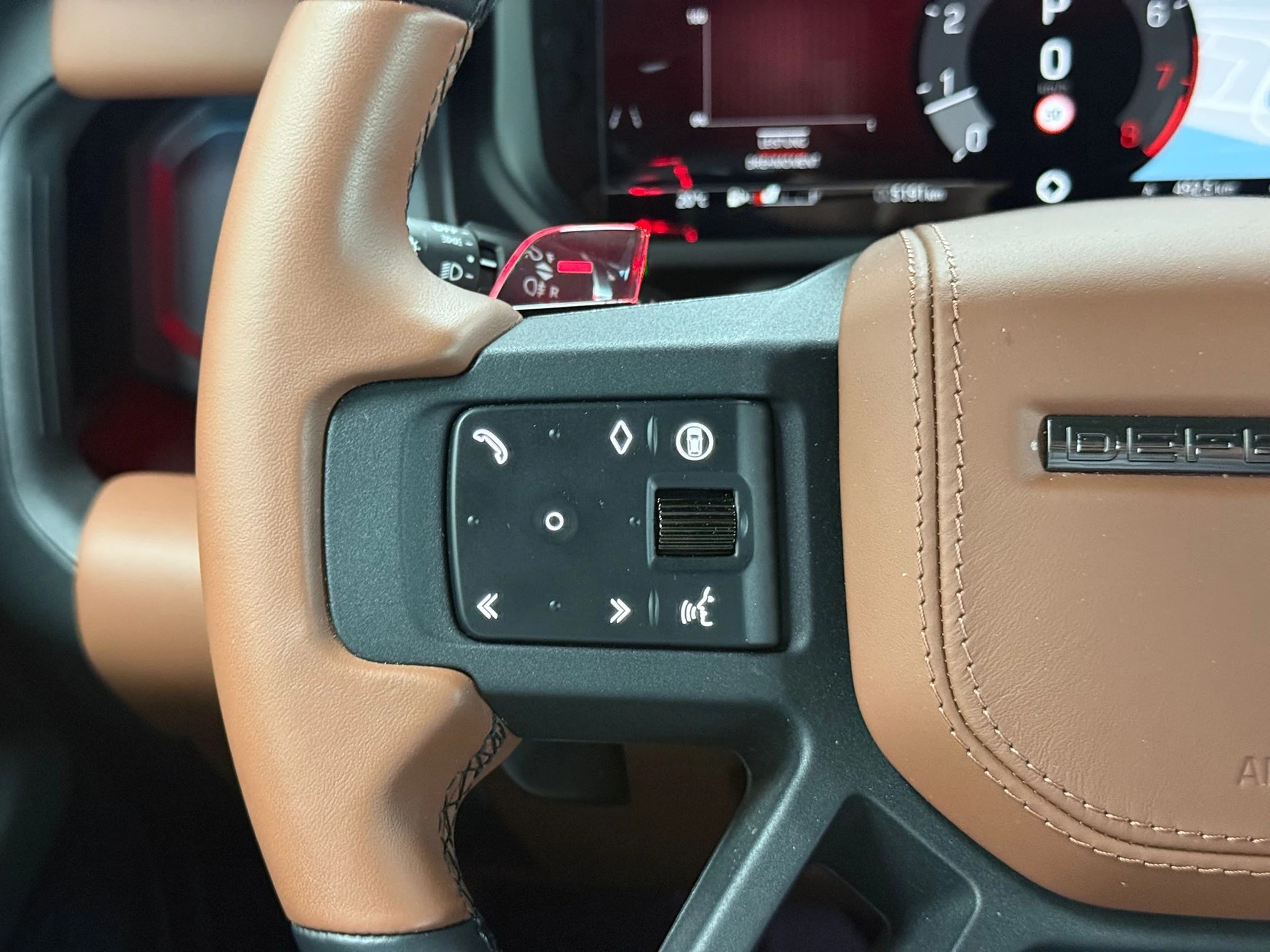 LAND ROVER Defender 110 635 V8 4.4 Octa AT8-image-16