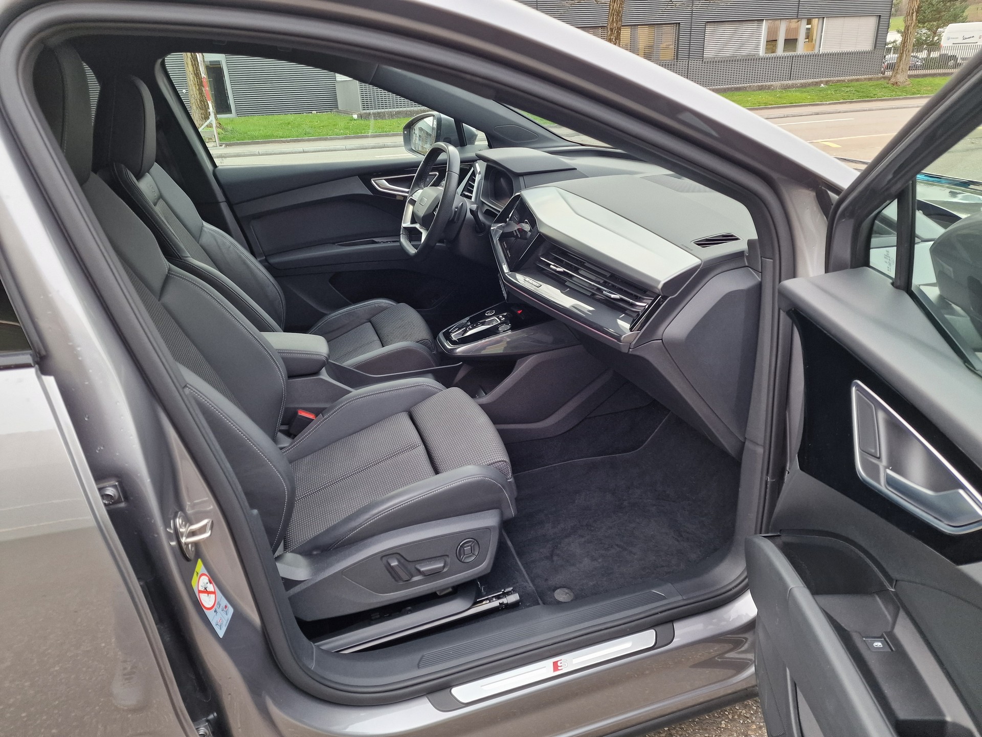 AUDI Q4 e-tron 40-image-9