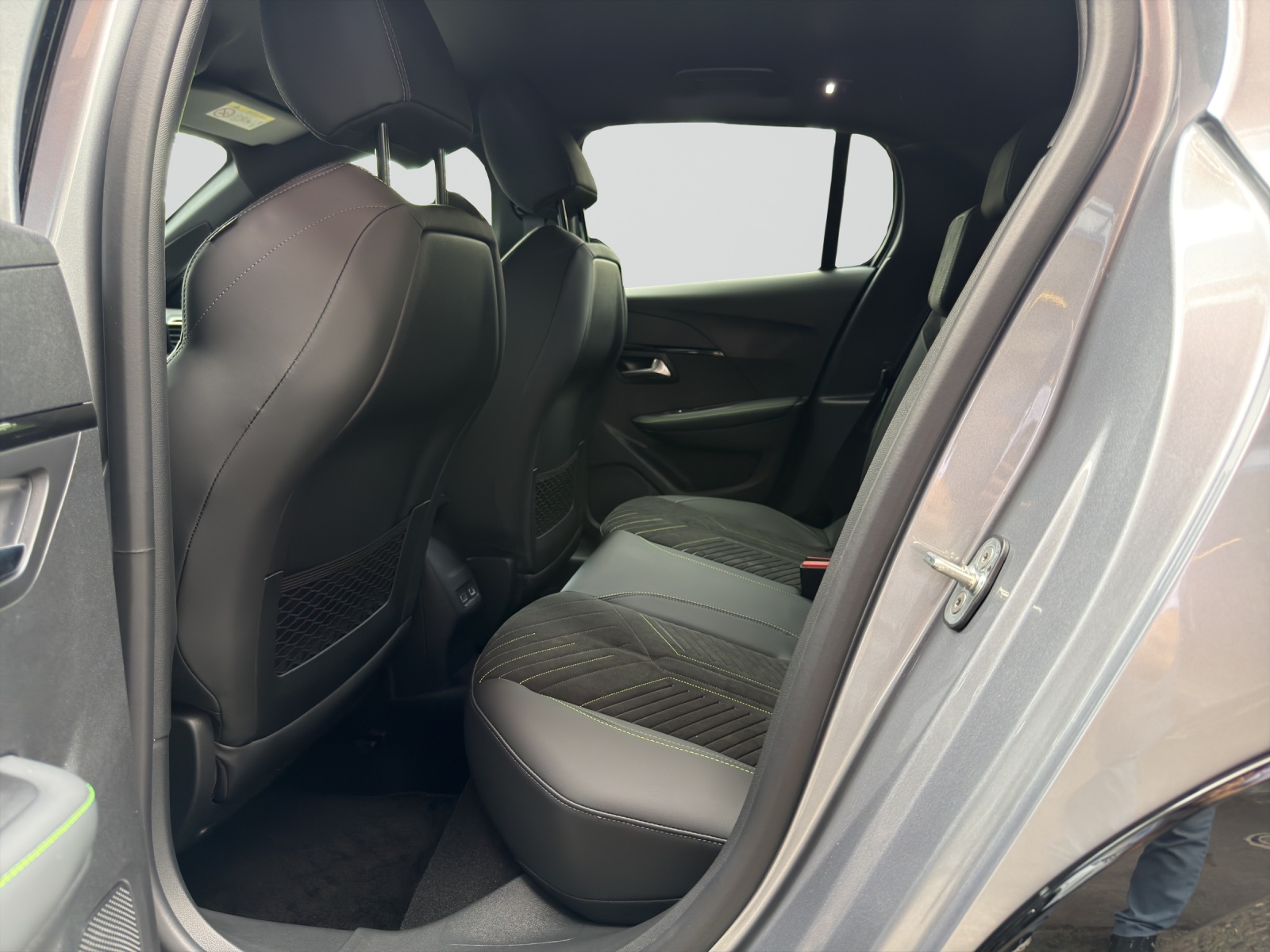 PEUGEOT 208 NEW 1.2 MHEV 145 GT Exclusive-image-7
